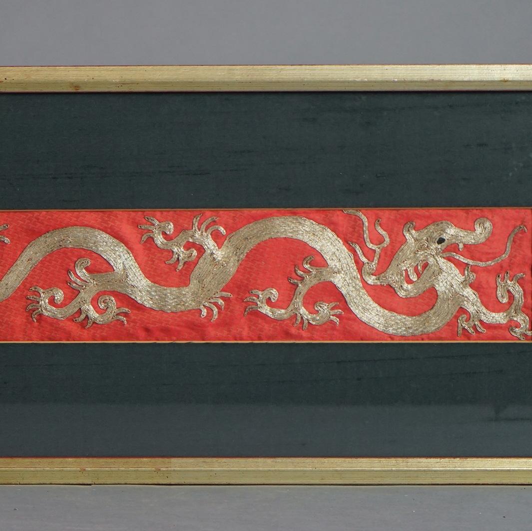 Œuvre chinoise brodée de dragons en fil d'or, encadrée, 20e siècle

Dimensions : 11''H x 26.25''W x 1.25''D