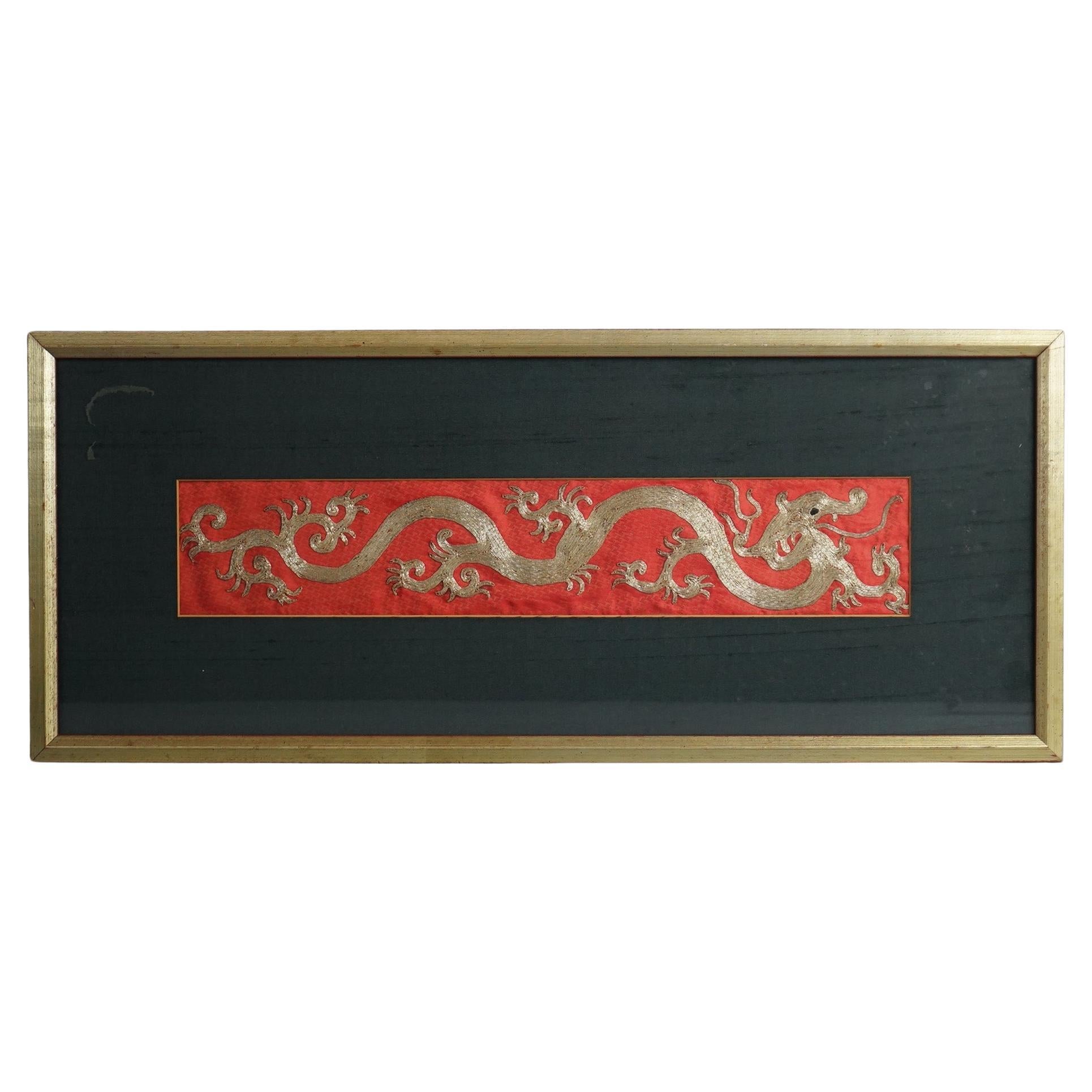 Œuvre chinoise brodée de dragons en fil d'or, encadrée, 20e siècle en vente