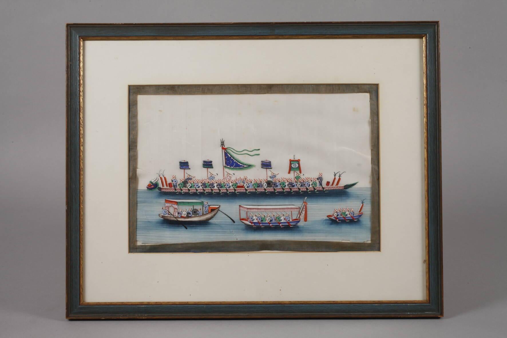 Chinesische Gouache auf Reispapier mit einem kaiserlichen Drachenboot, 19.

Eine fein gemalte chinesische Gouache auf Reispapier, 19. Jahrhundert, die ein kaiserliches Drachenboot auf See darstellt. Das Werk zeigt ein detailreiches Zeremonienschiff,