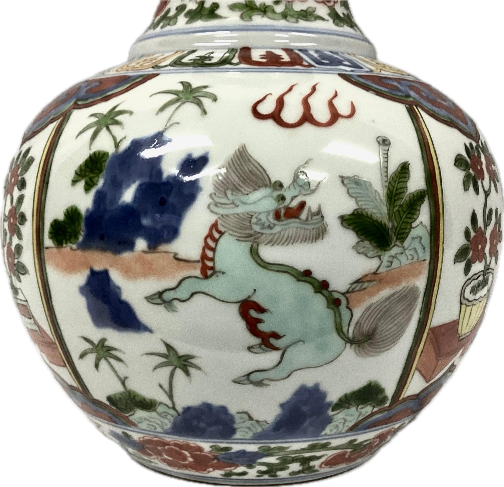 Vase dragon chinois en porcelaine en forme de gourde Bon état - En vente à Bradenton, FL