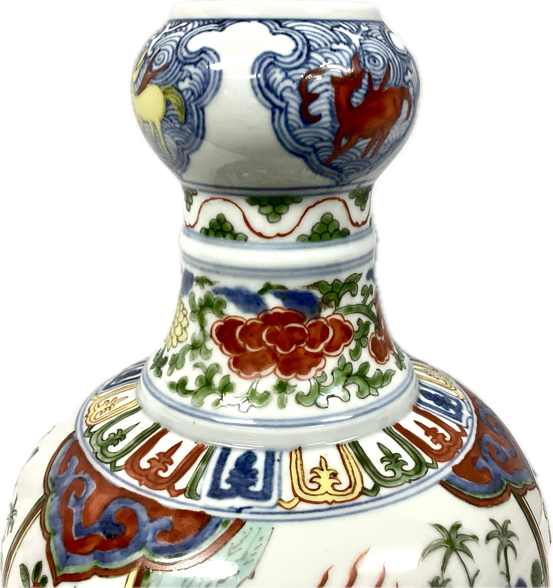 XIXe siècle Vase dragon chinois en porcelaine en forme de gourde en vente