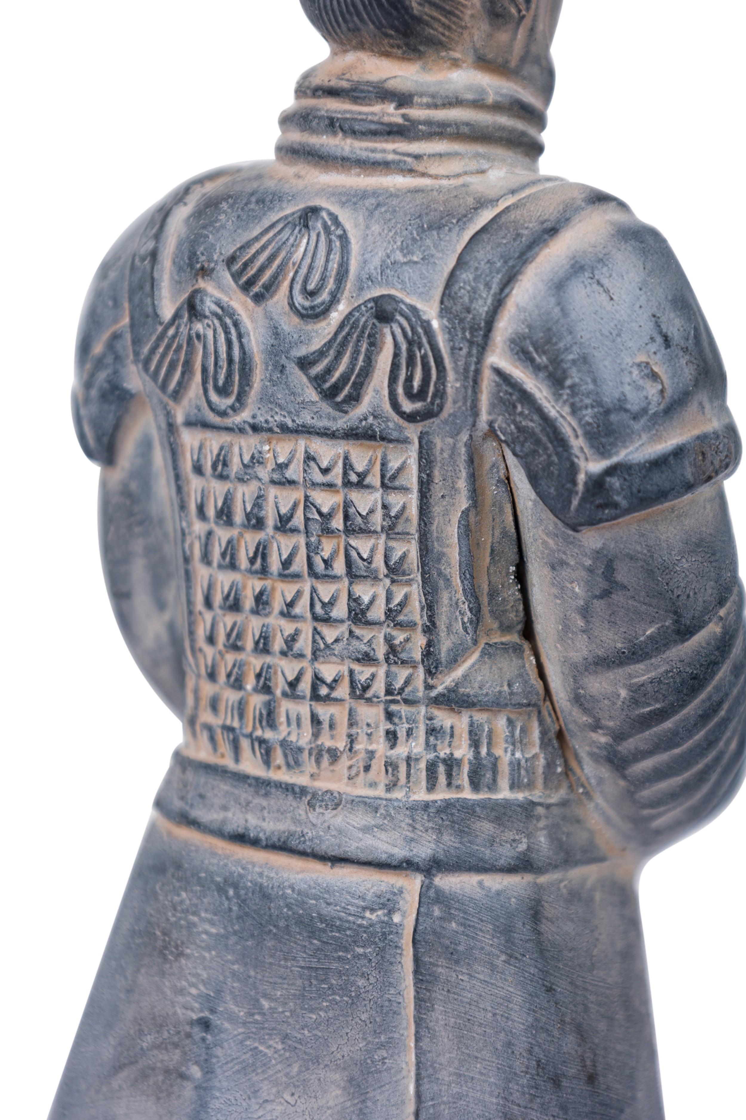 Chinese Gray Ceramic Figure Depicting a Dignitary in vendita 2
