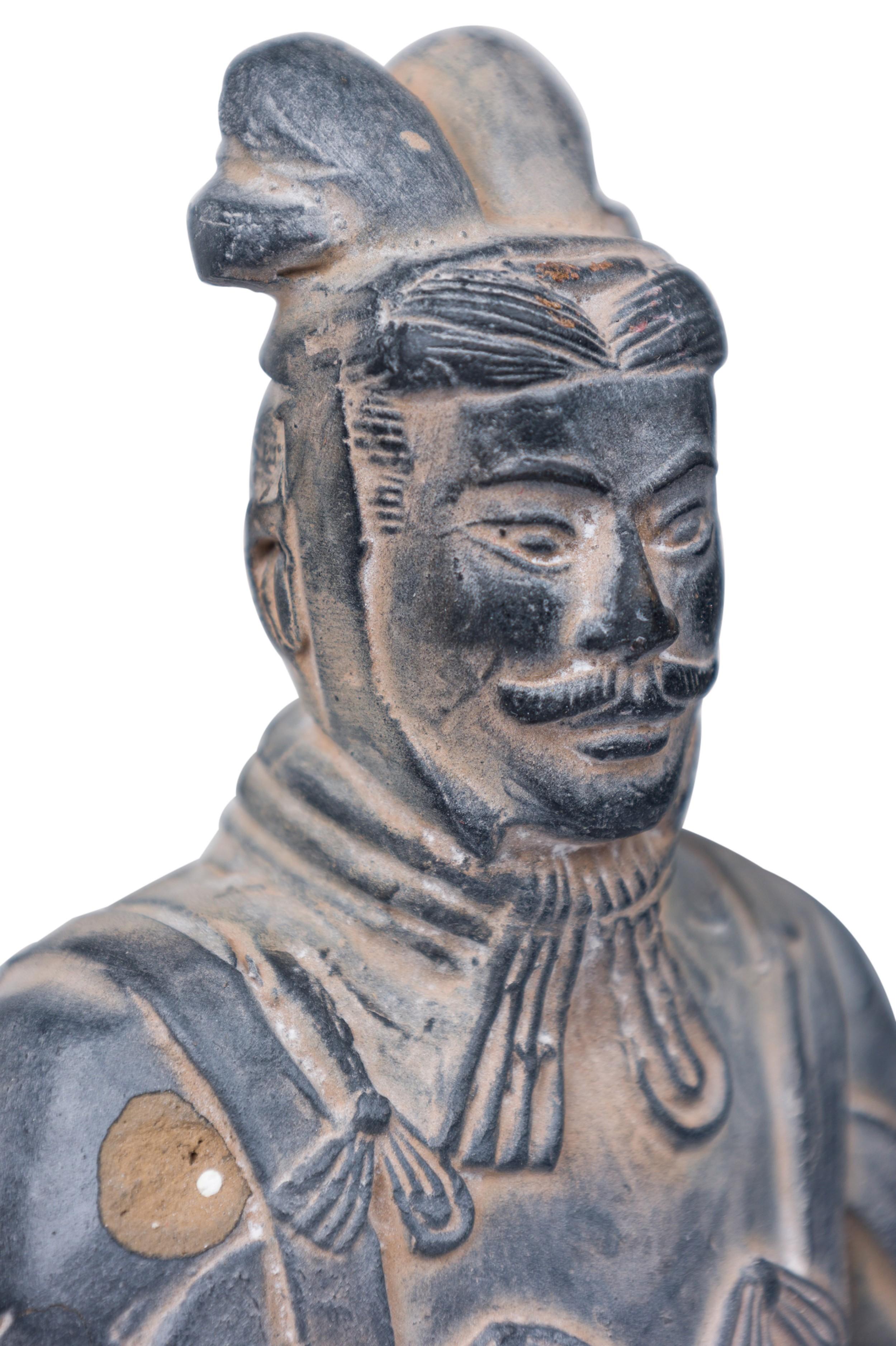Chinese Gray Ceramic Figure Depicting a Dignitary in vendita 3