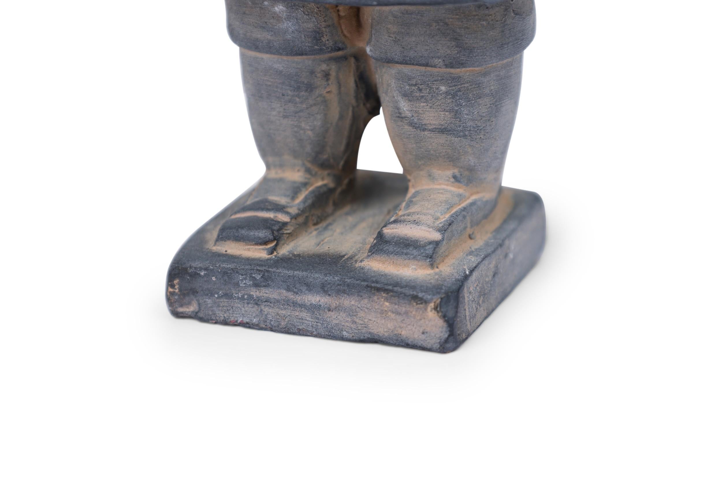 Chinese Gray Ceramic Figure Depicting a Dignitary in vendita 4