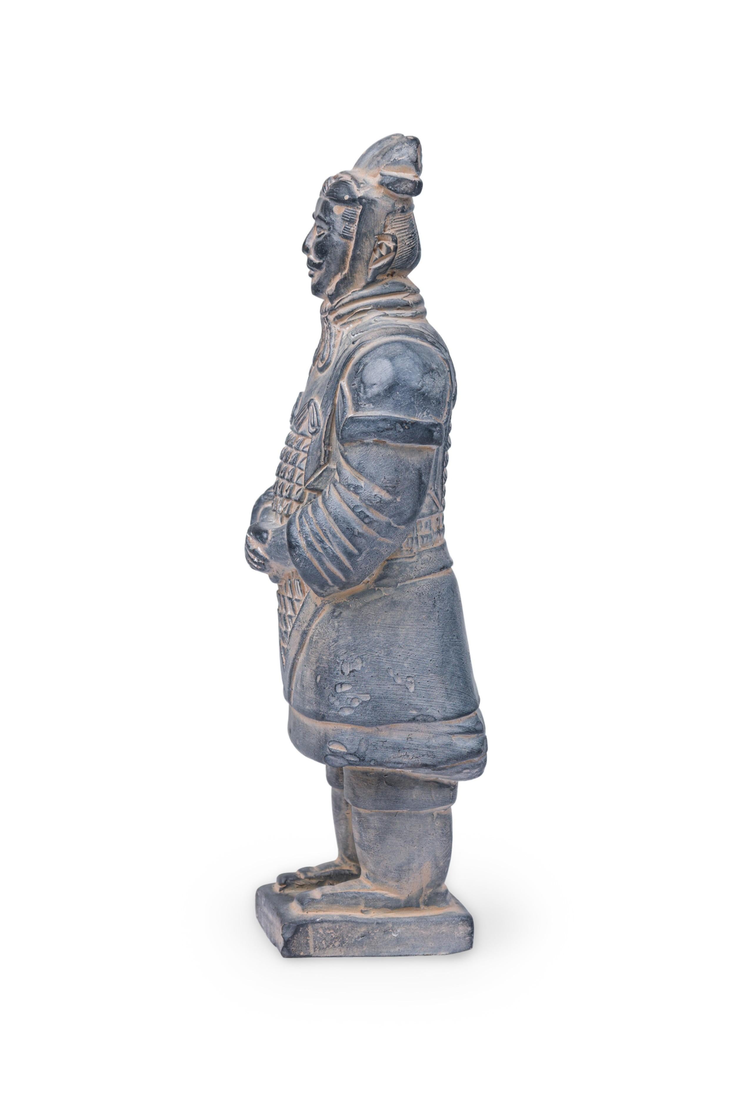 Esportazione cinese Chinese Gray Ceramic Figure Depicting a Dignitary in vendita