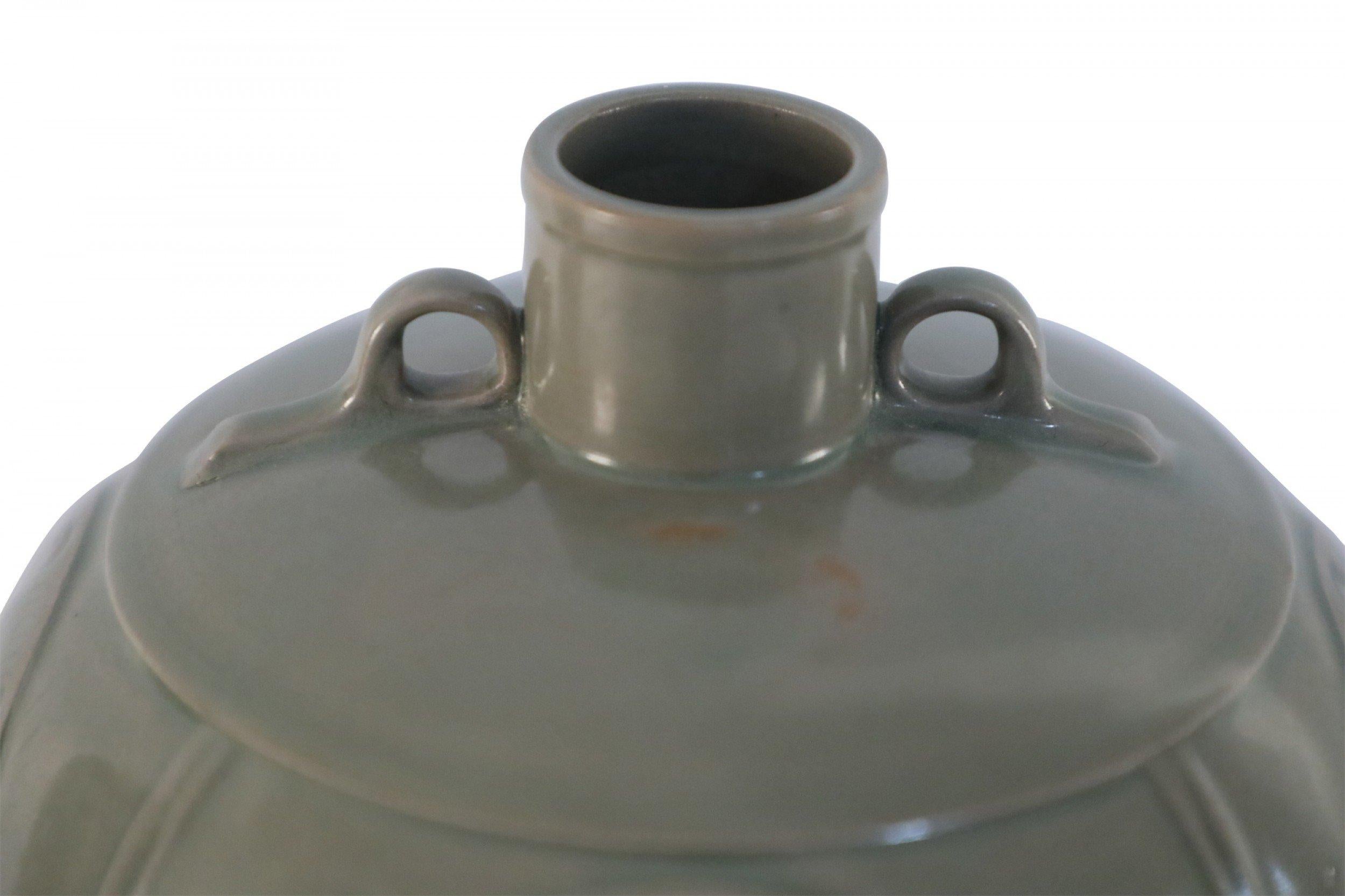 Vaso cinese di porcellana Meiping con incisione grigia in vendita 2