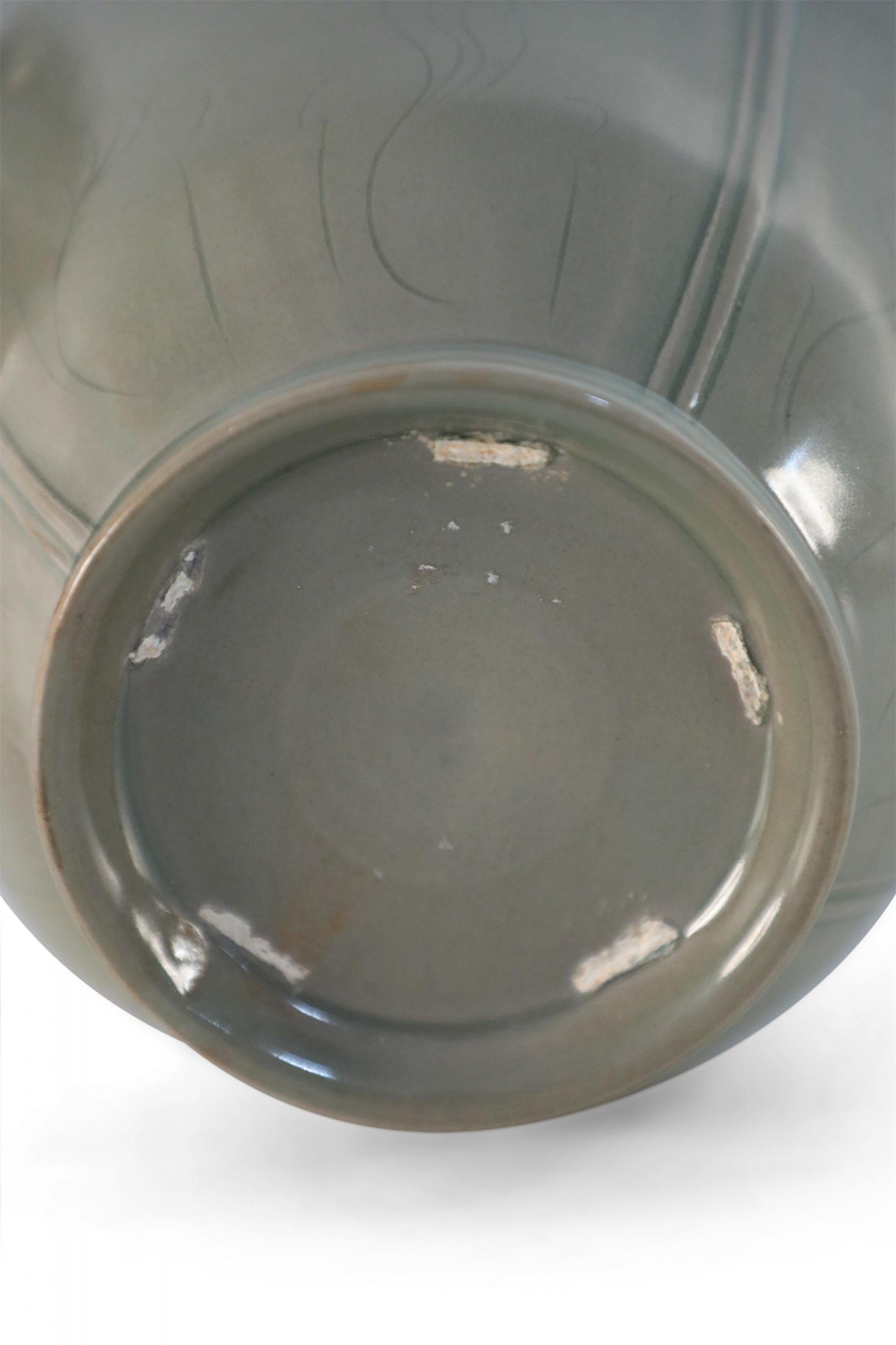 Vaso cinese di porcellana Meiping con incisione grigia in vendita 3