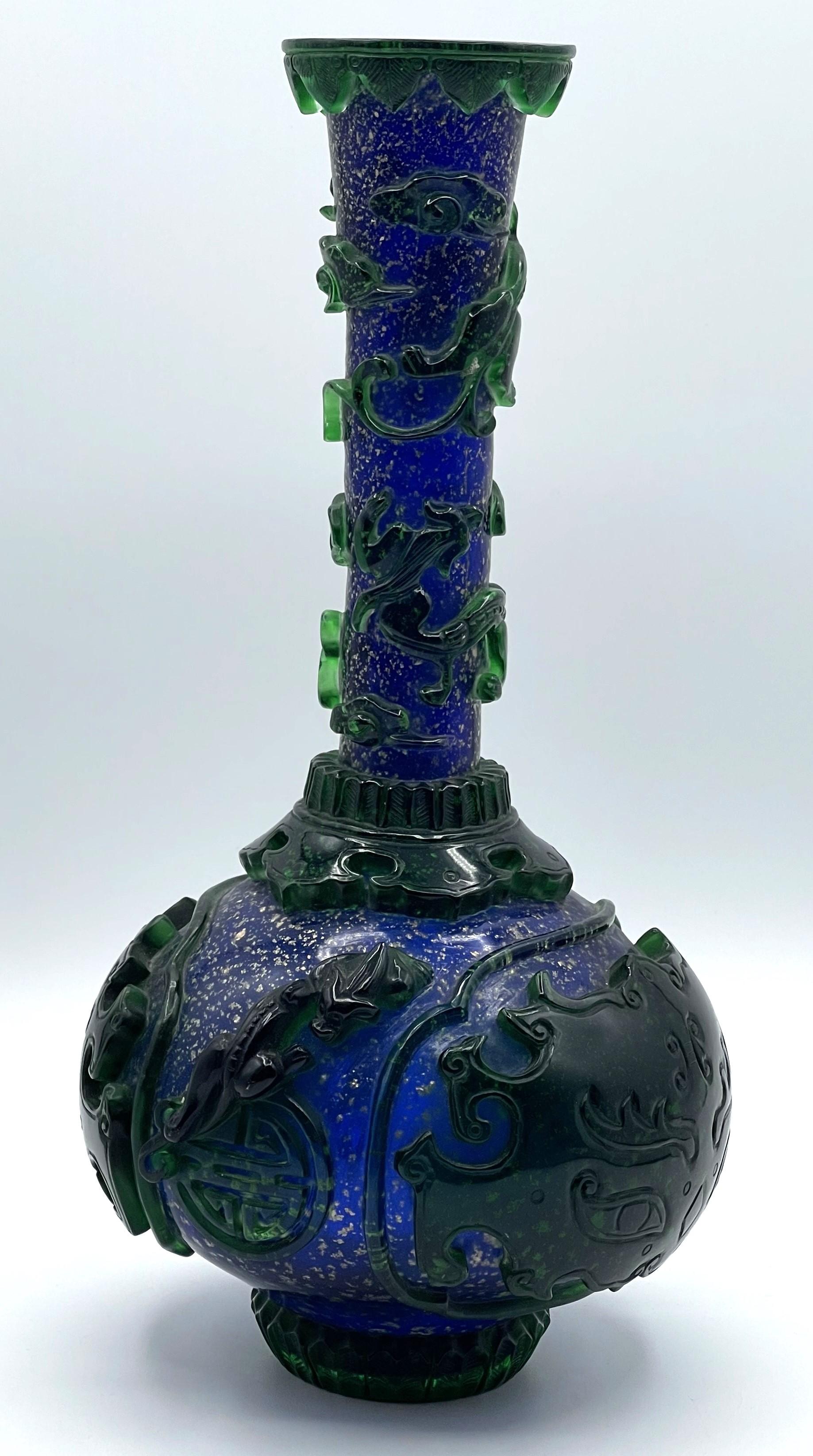 Jarrón chino de vidrio tallado verde y azul de Pekín con cuello delgado y largo, ca. 1910 Chino en venta