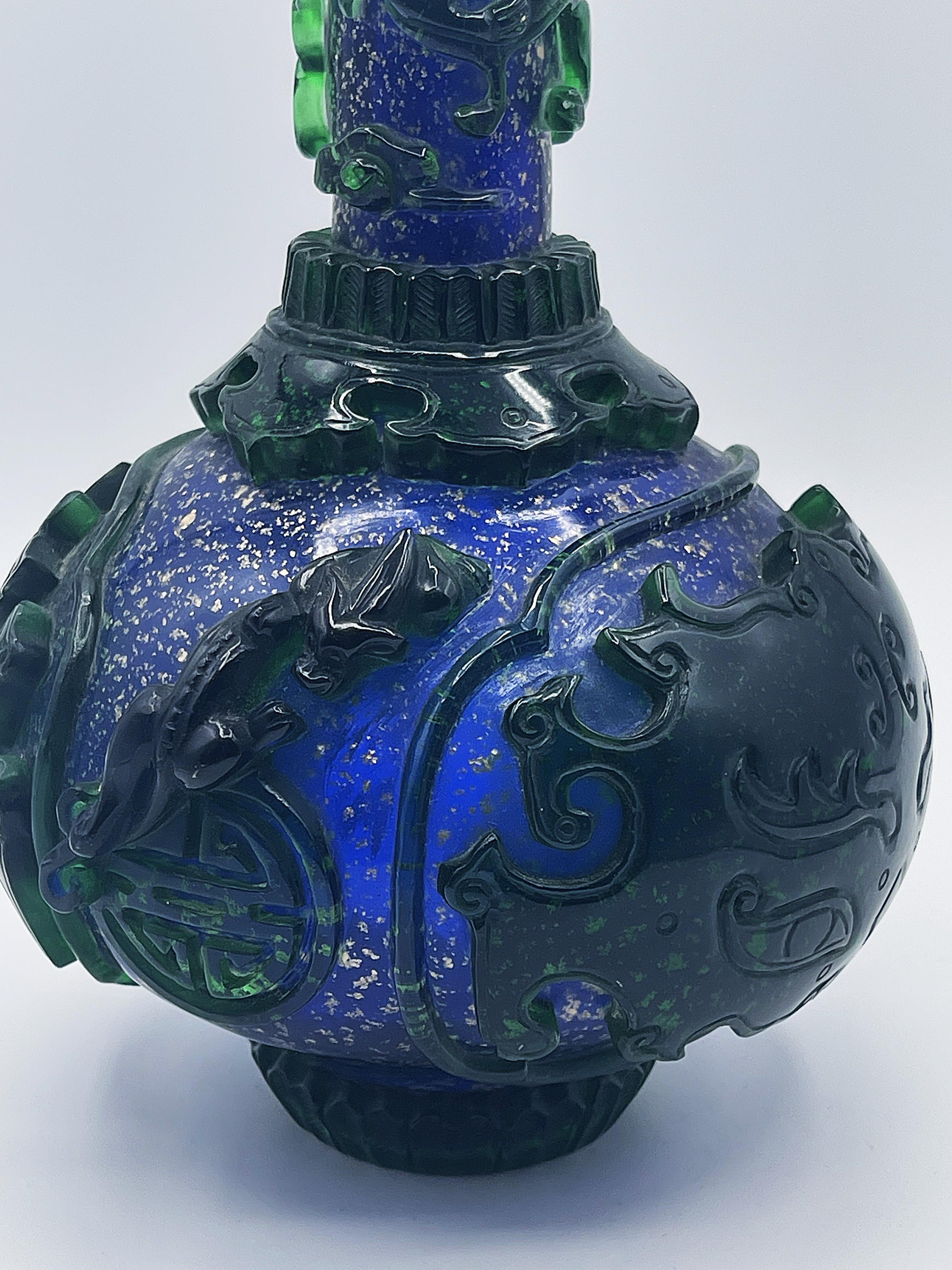 Jarrón chino de vidrio tallado verde y azul de Pekín con cuello delgado y largo, ca. 1910 Hecho a mano en venta