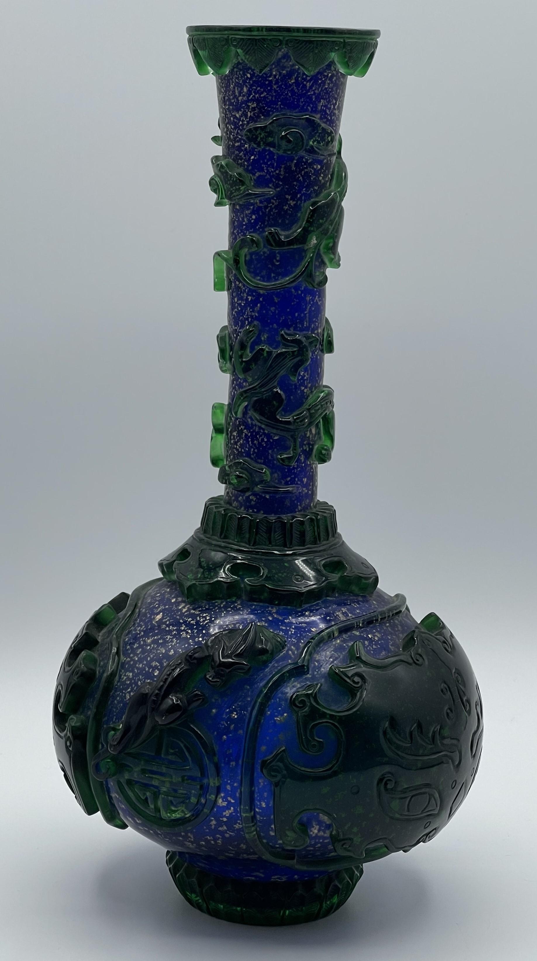 Jarrón chino de vidrio tallado verde y azul de Pekín con cuello delgado y largo, ca. 1910 en Bueno estado para la venta en New York, NY