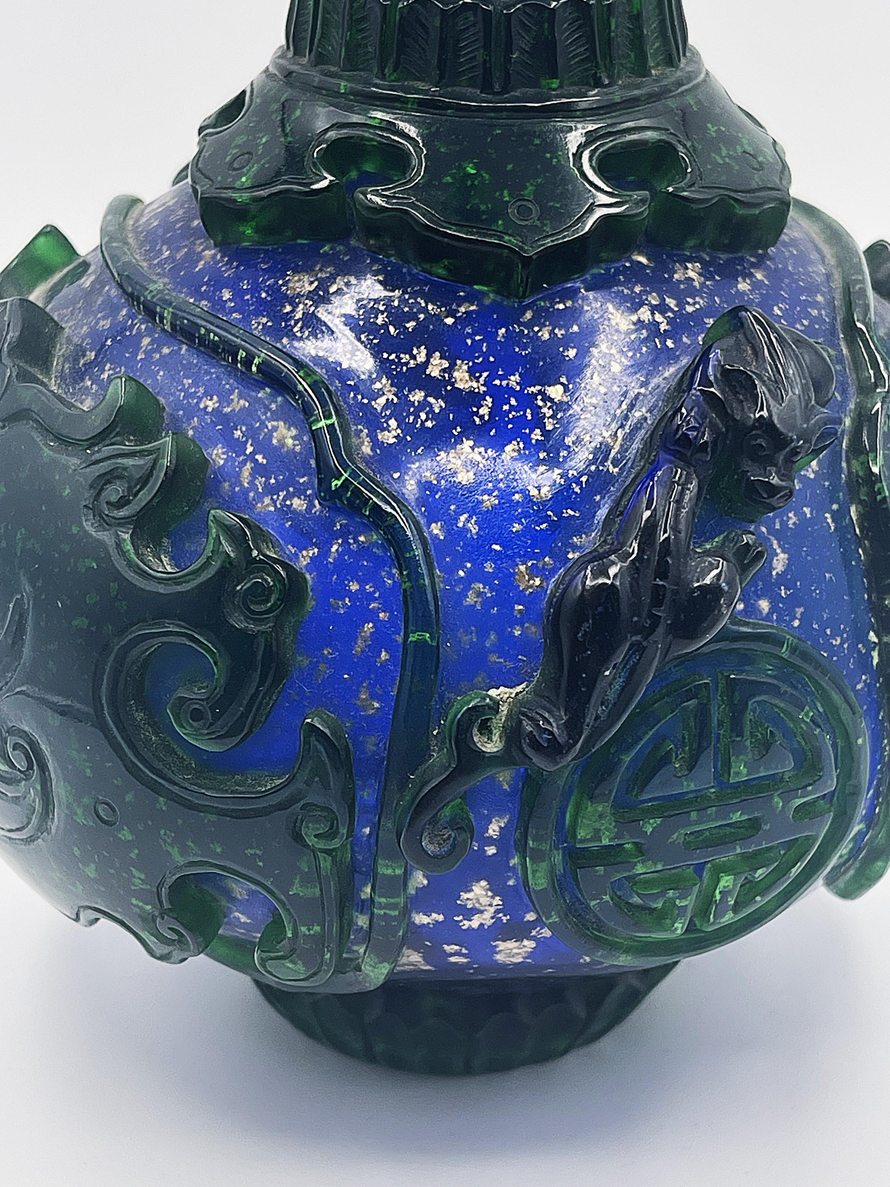 Jarrón chino de vidrio tallado verde y azul de Pekín con cuello delgado y largo, ca. 1910 siglo XX en venta
