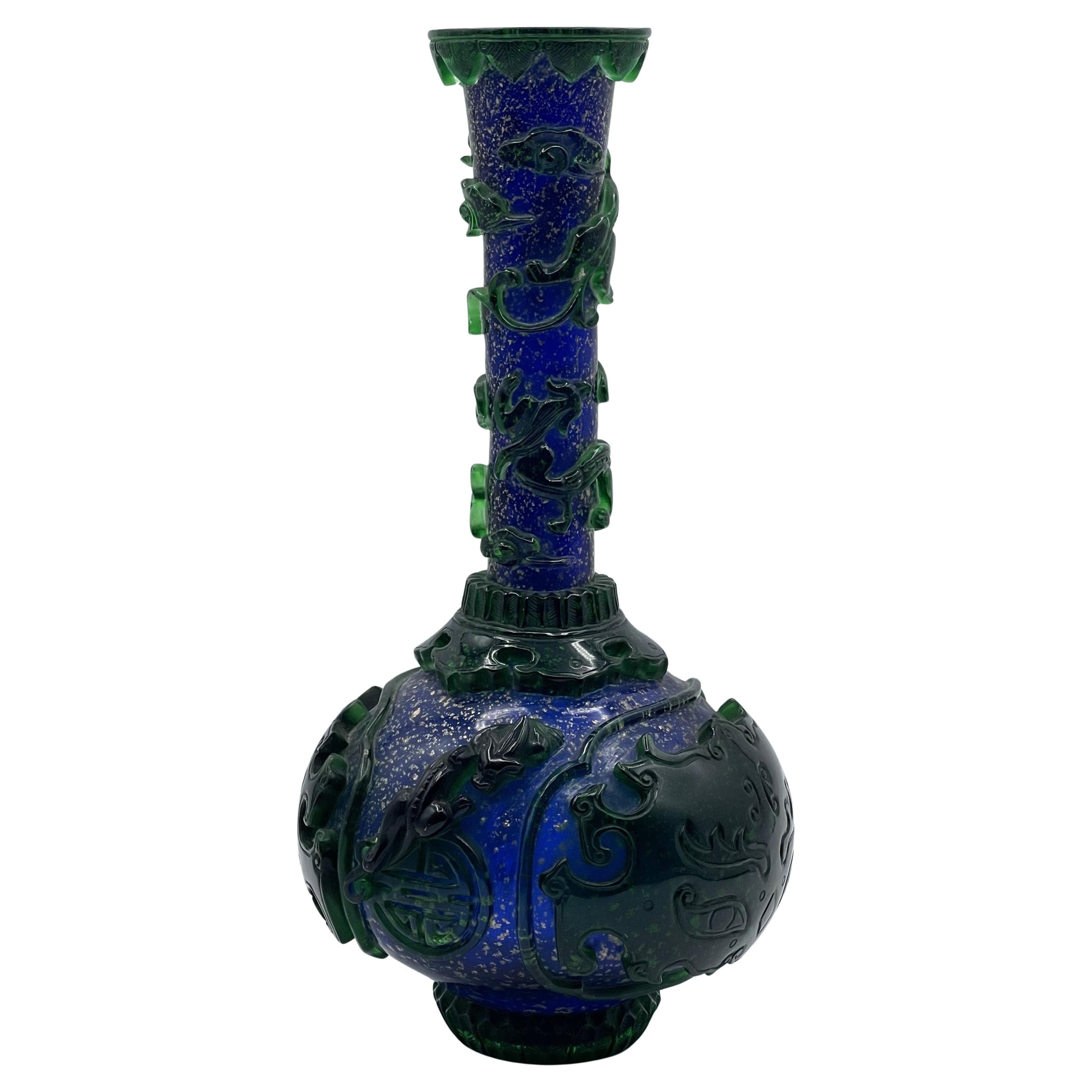 Jarrón chino de vidrio tallado verde y azul de Pekín con cuello delgado y largo, ca. 1910 en venta