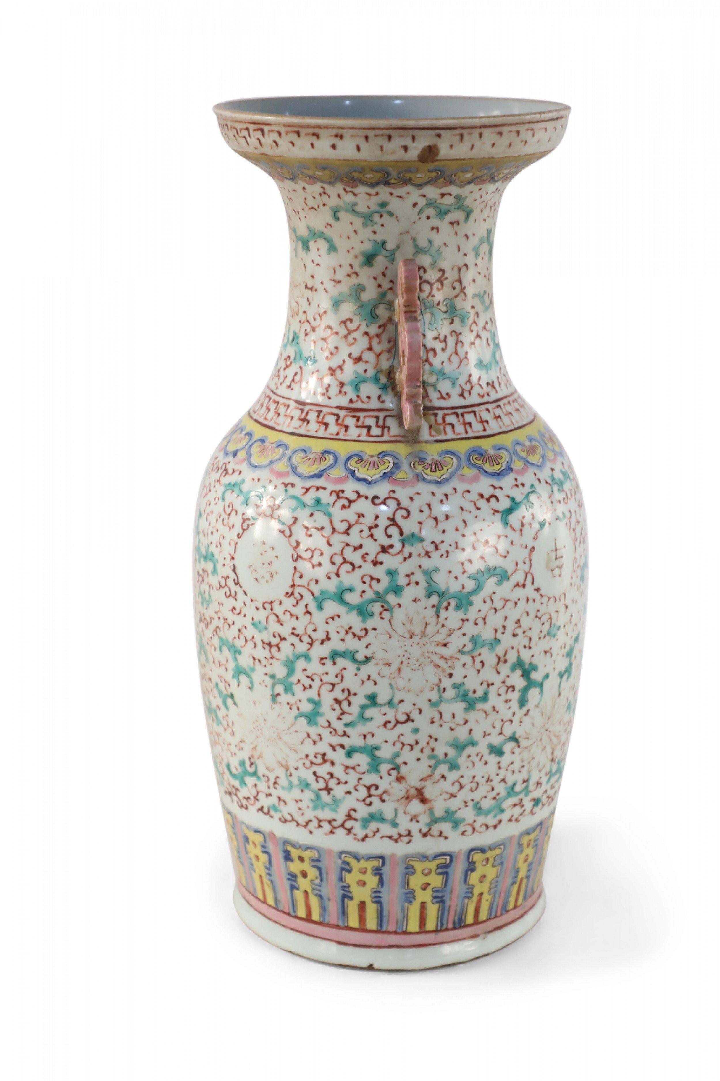 XIXe siècle Urne chinoise en porcelaine à fleurs délavées vertes et rouges en vente