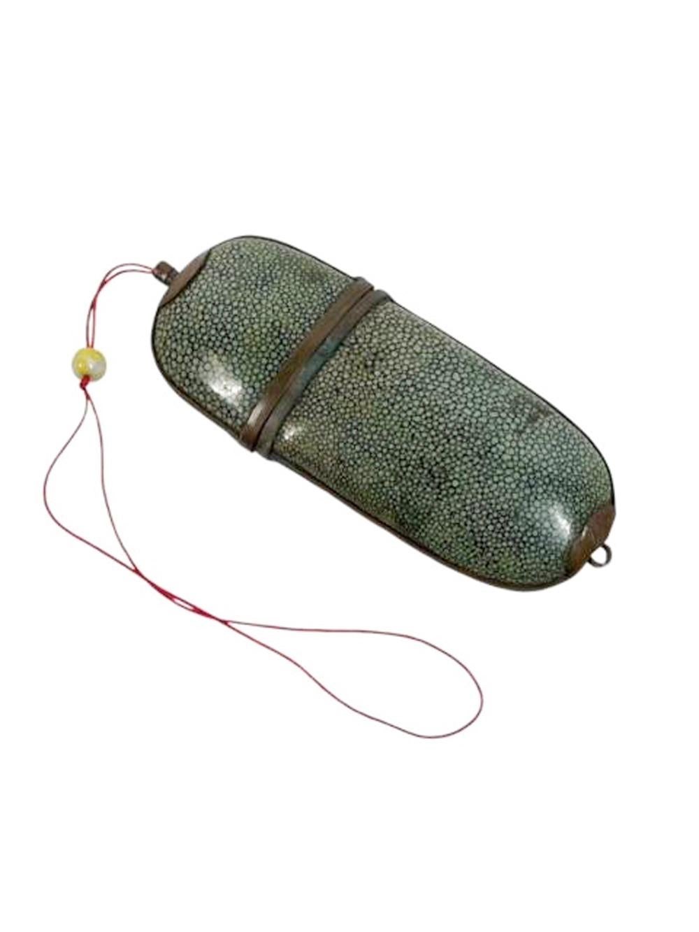 Estuche para gafas con cubierta de piel de zapa teñida de verde chino y adornos de cobre en Bueno estado para la venta en Chapel Hill, NC