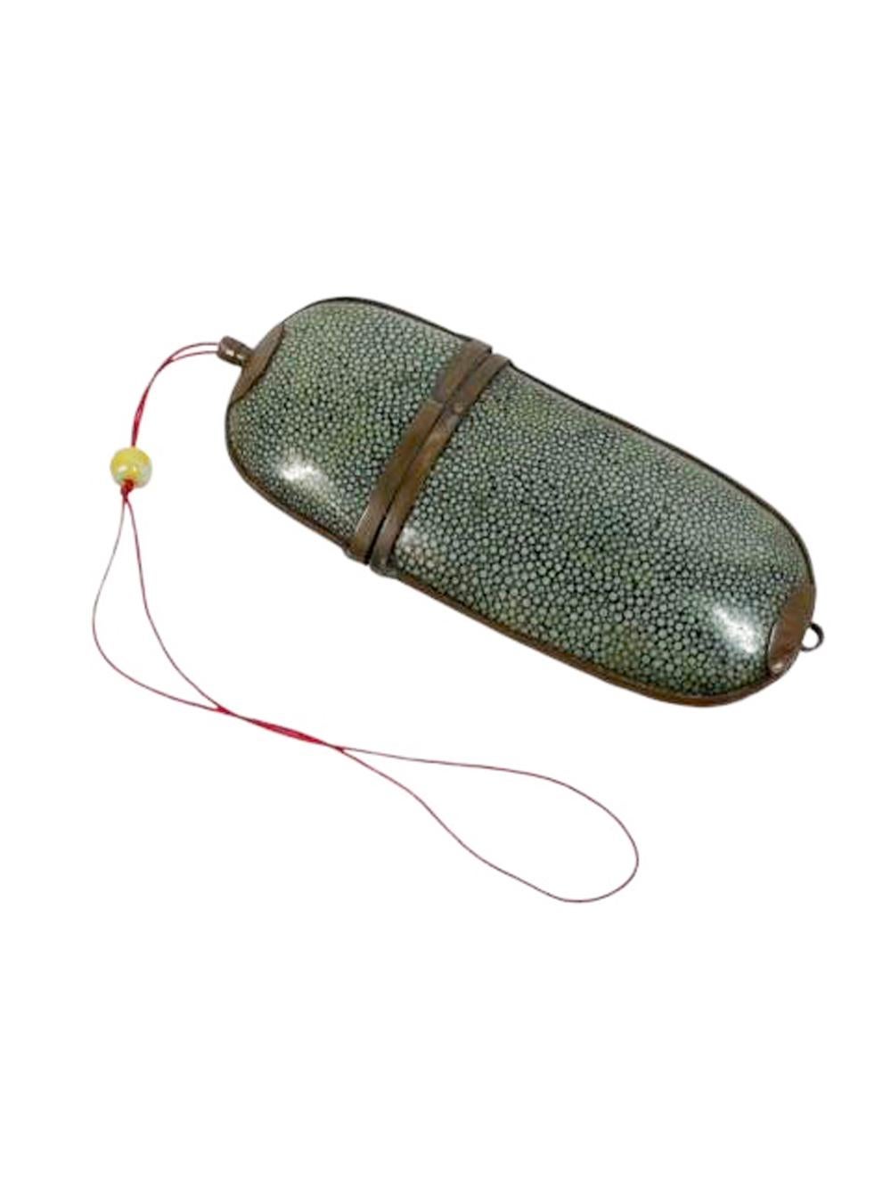 Estuche para gafas con cubierta de piel de zapa teñida de verde chino y adornos de cobre principios del siglo XX en venta