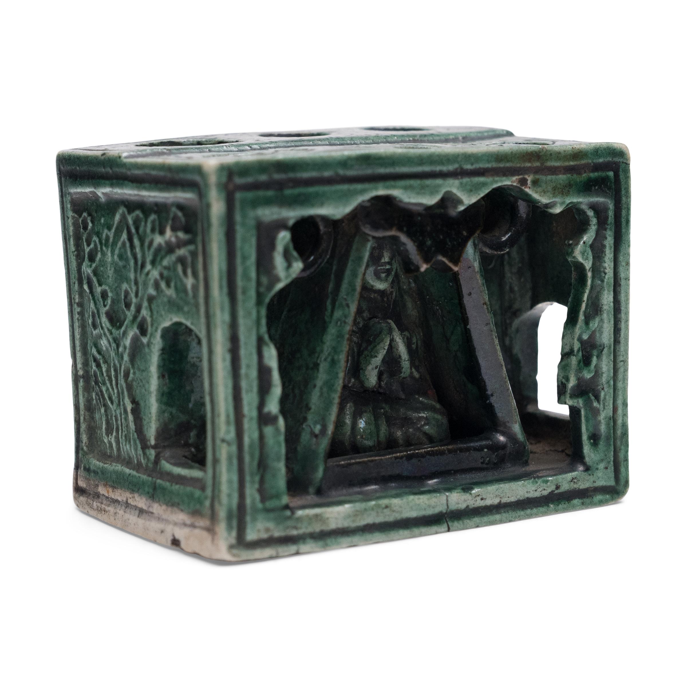 Situé à côté des quatre trésors de l'étude - le pinceau à calligraphie, l'encre, le papier et la pierre à encre - le repose-pinceau était un élément essentiel du bureau des érudits chinois. Ce repose-pinceau en céramique du XIXe siècle sert