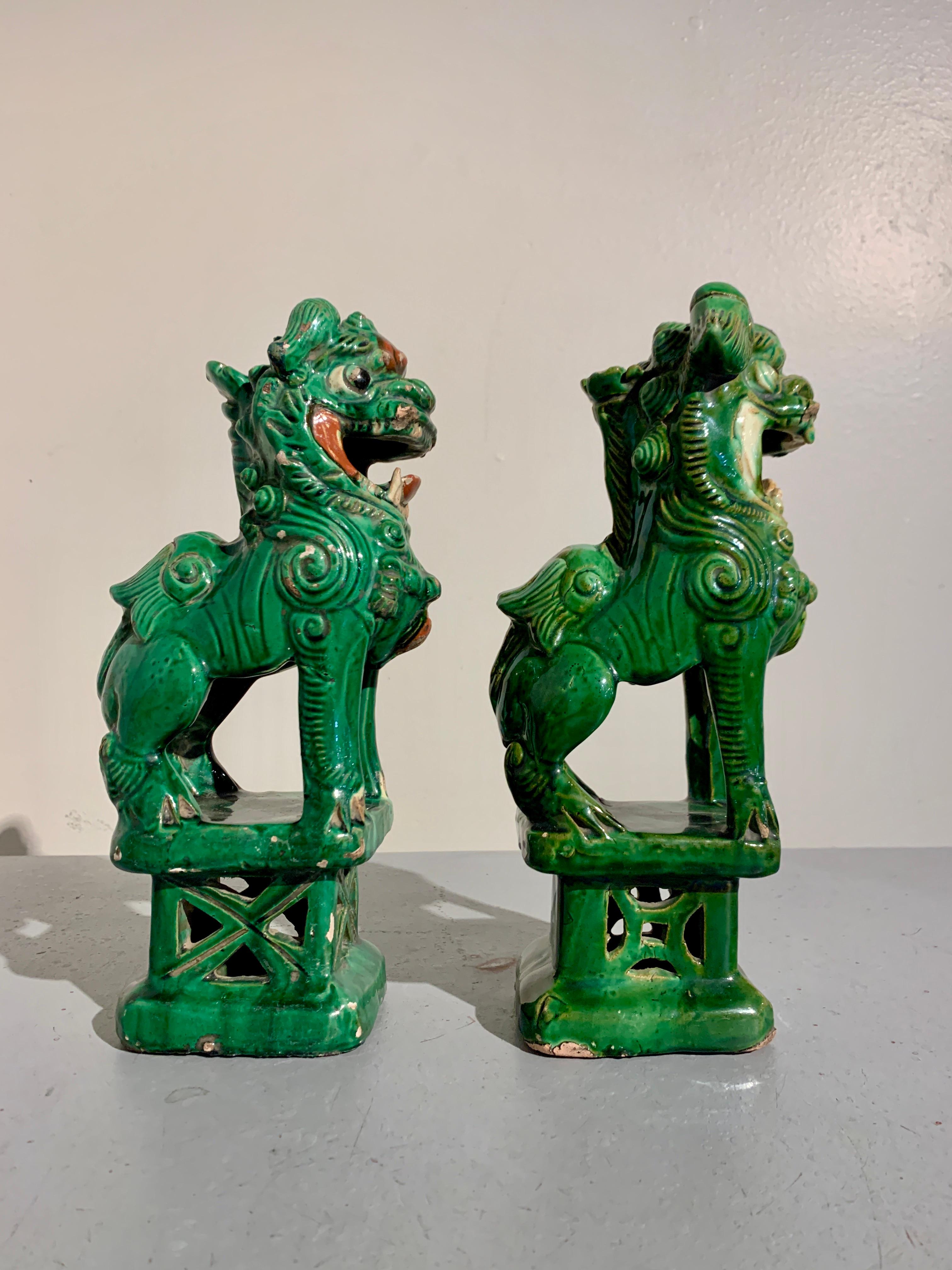 Chinesische grün glasierte Foo-Löwen, Paar, spätes 19. Jahrhundert, China (Qing-Dynastie) im Angebot