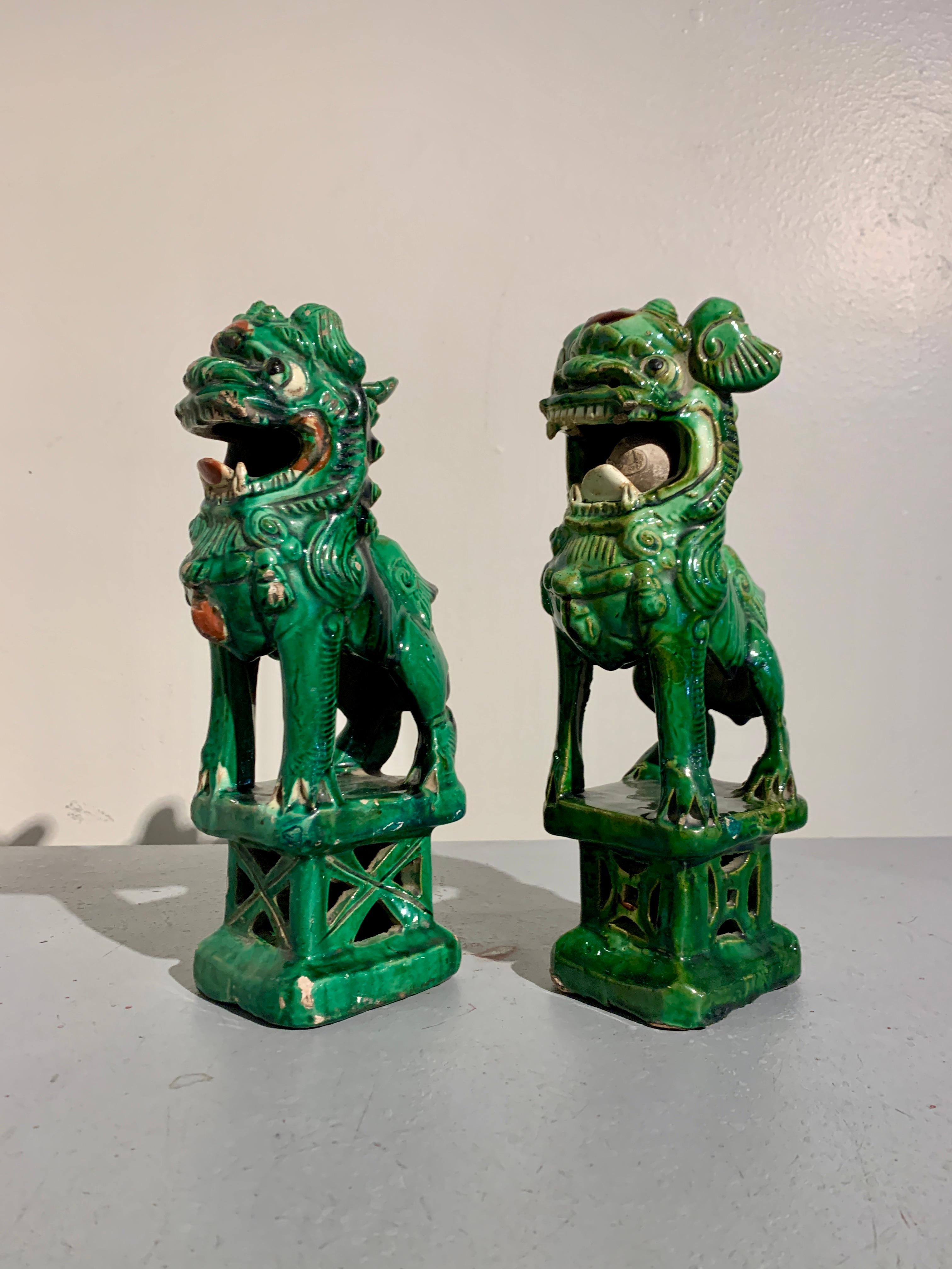 Chinesische grün glasierte Foo-Löwen, Paar, spätes 19. Jahrhundert, China (Steingut) im Angebot