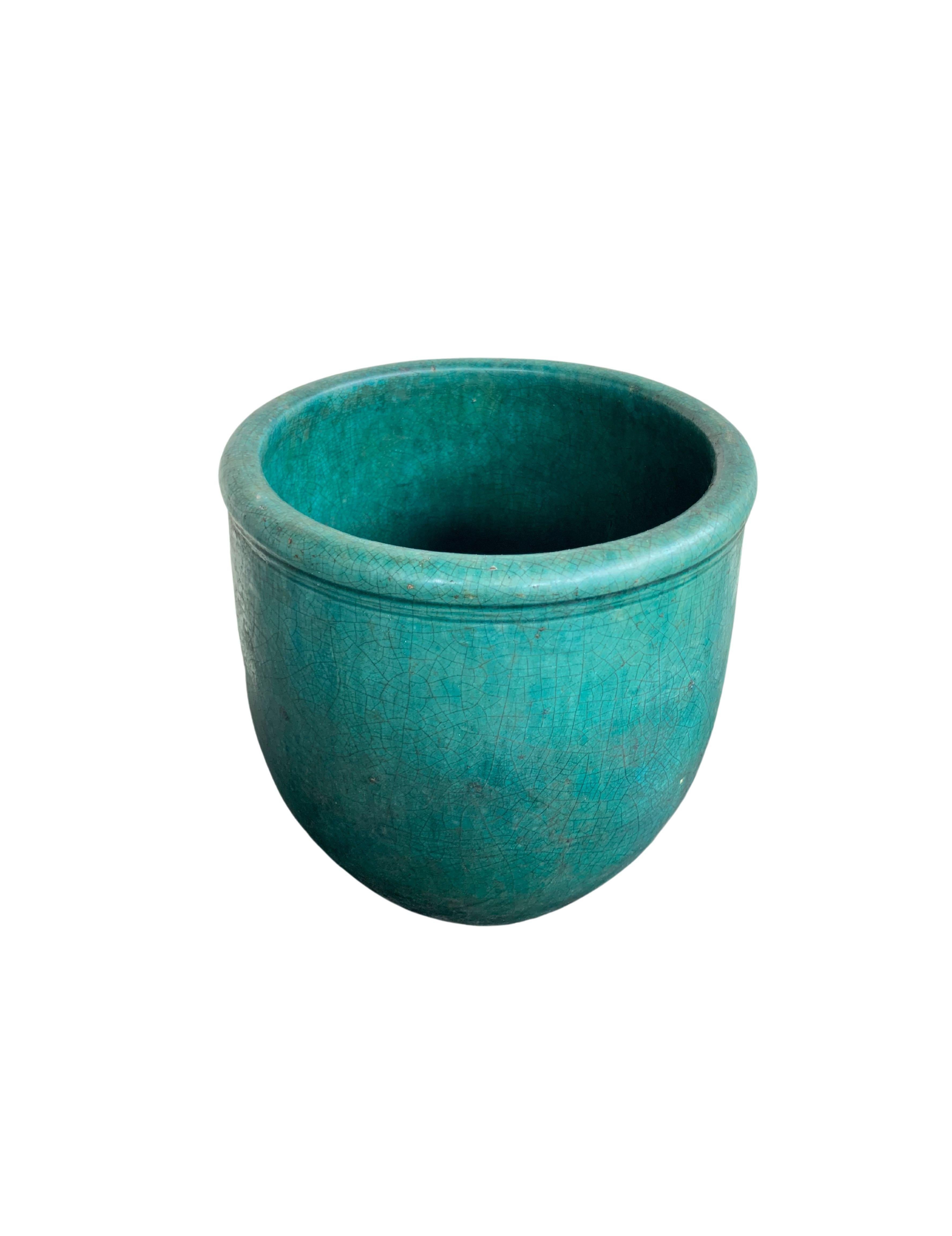 Une merveilleuse glaçure bleu-vert orne ce pot de rangement chinois du début du 20e siècle, ainsi qu'une étonnante finition craquelée. Les jarres de ce type étaient utilisées pour stocker les céréales dans les maisons. De nos jours, il pourrait