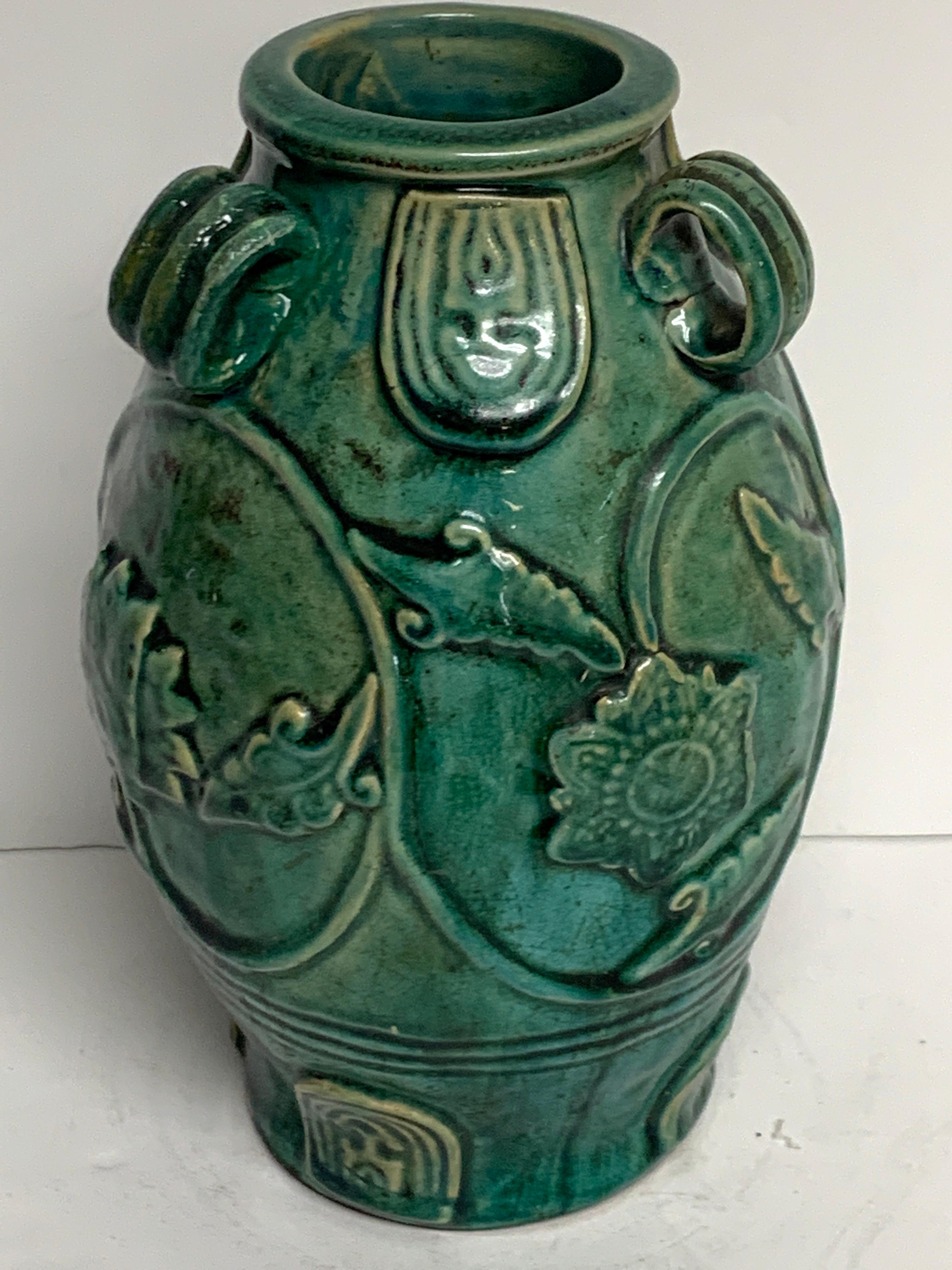 Chinesische Vase mit grün glasiertem Lotus-Motiv (Chinesischer Export) im Angebot