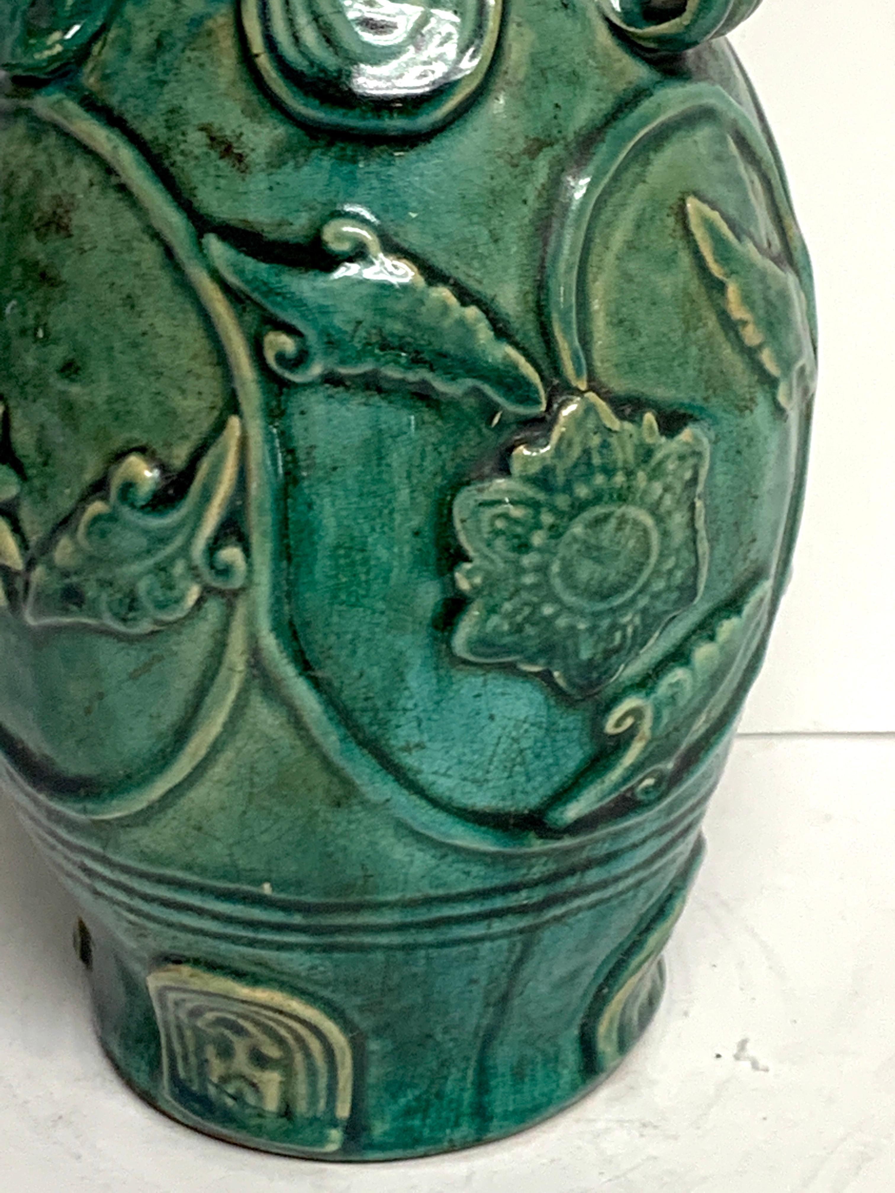 Chinesische Vase mit grün glasiertem Lotus-Motiv (Glasiert) im Angebot