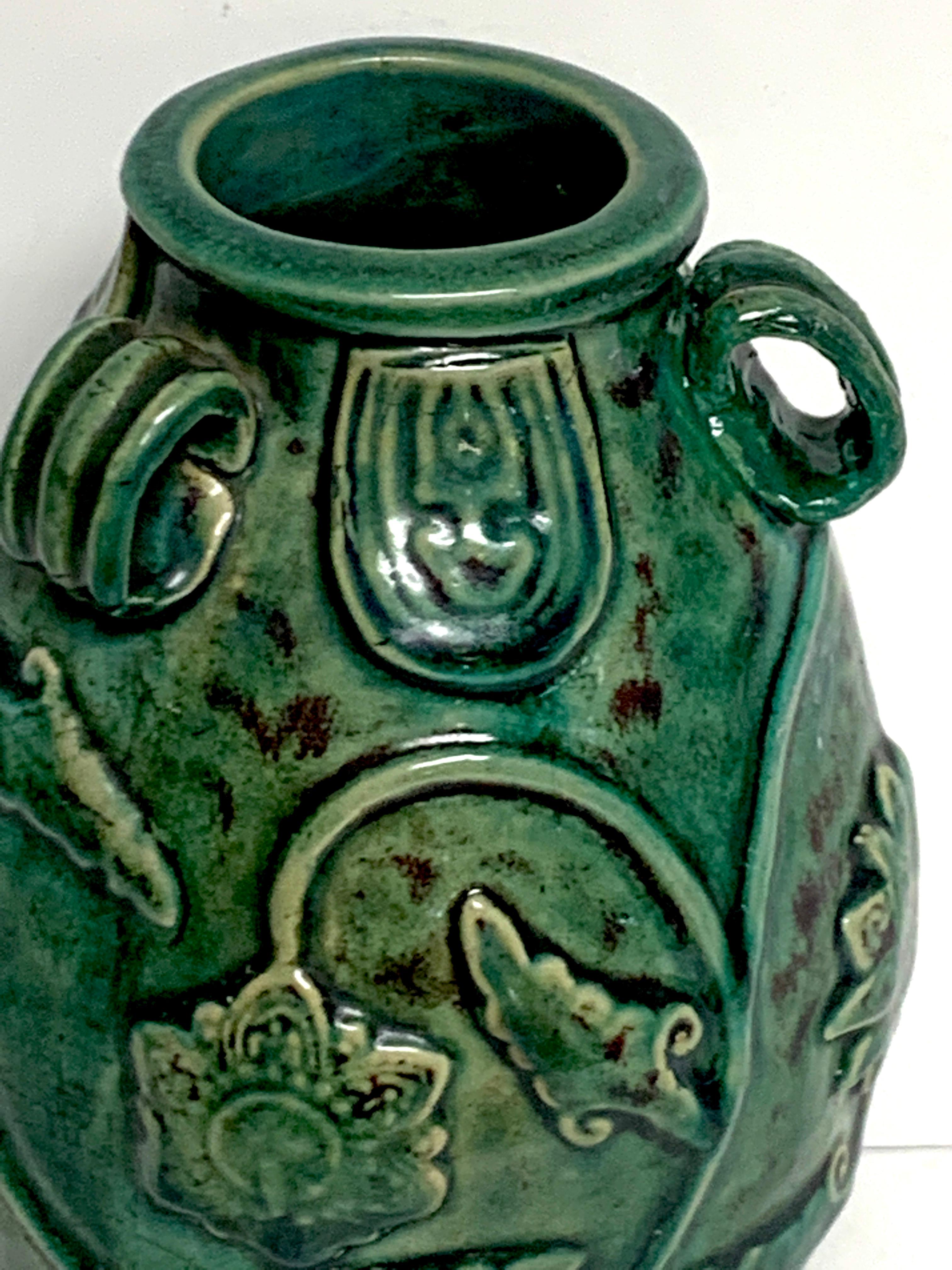 Vernissé Vase chinois émaillé vert à motif de lotus