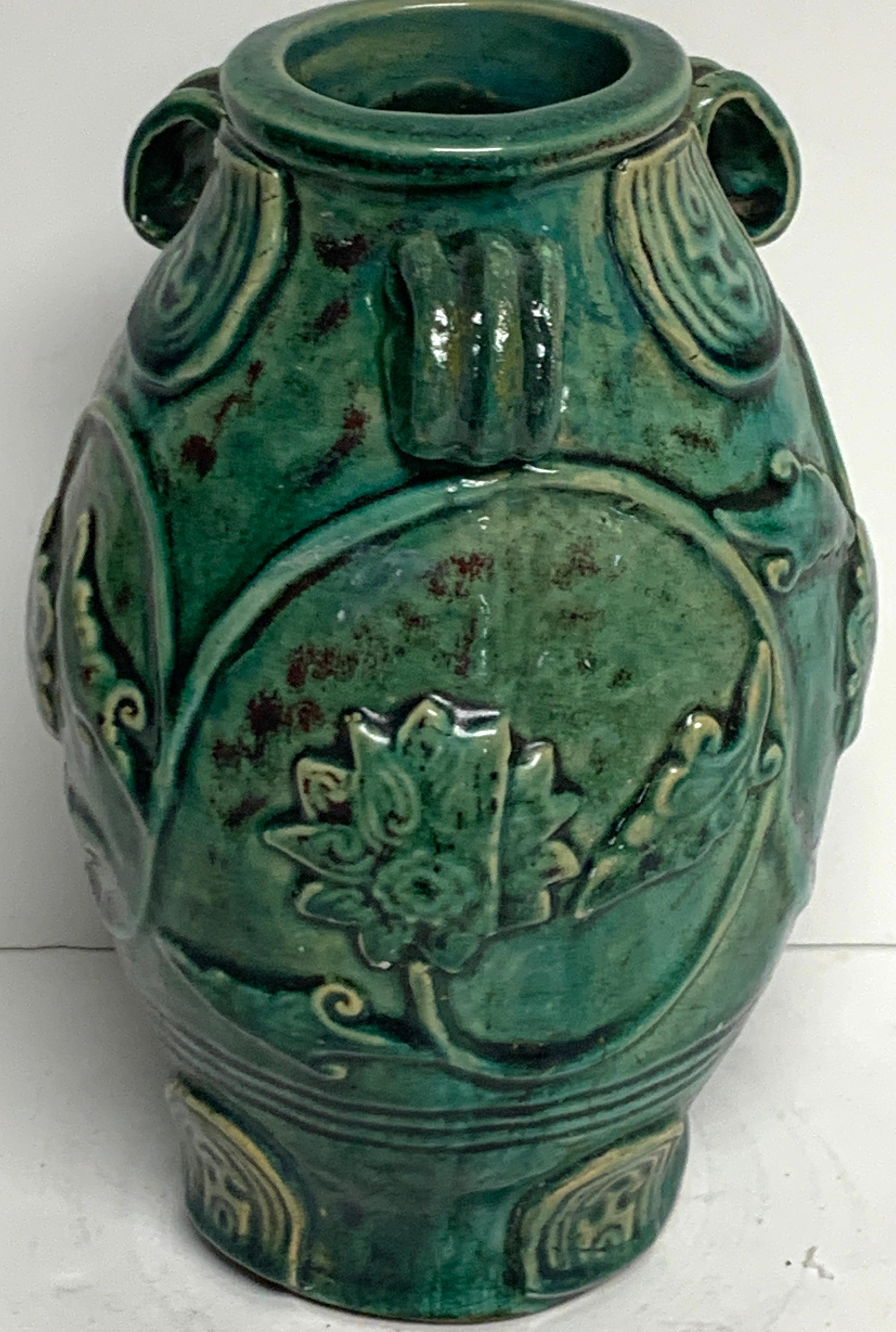 Chinesische Vase mit grün glasiertem Lotus-Motiv (Keramik) im Angebot