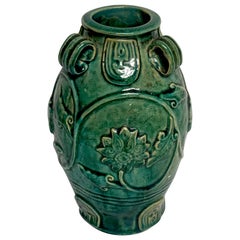 Chinesische Vase mit grün glasiertem Lotus-Motiv