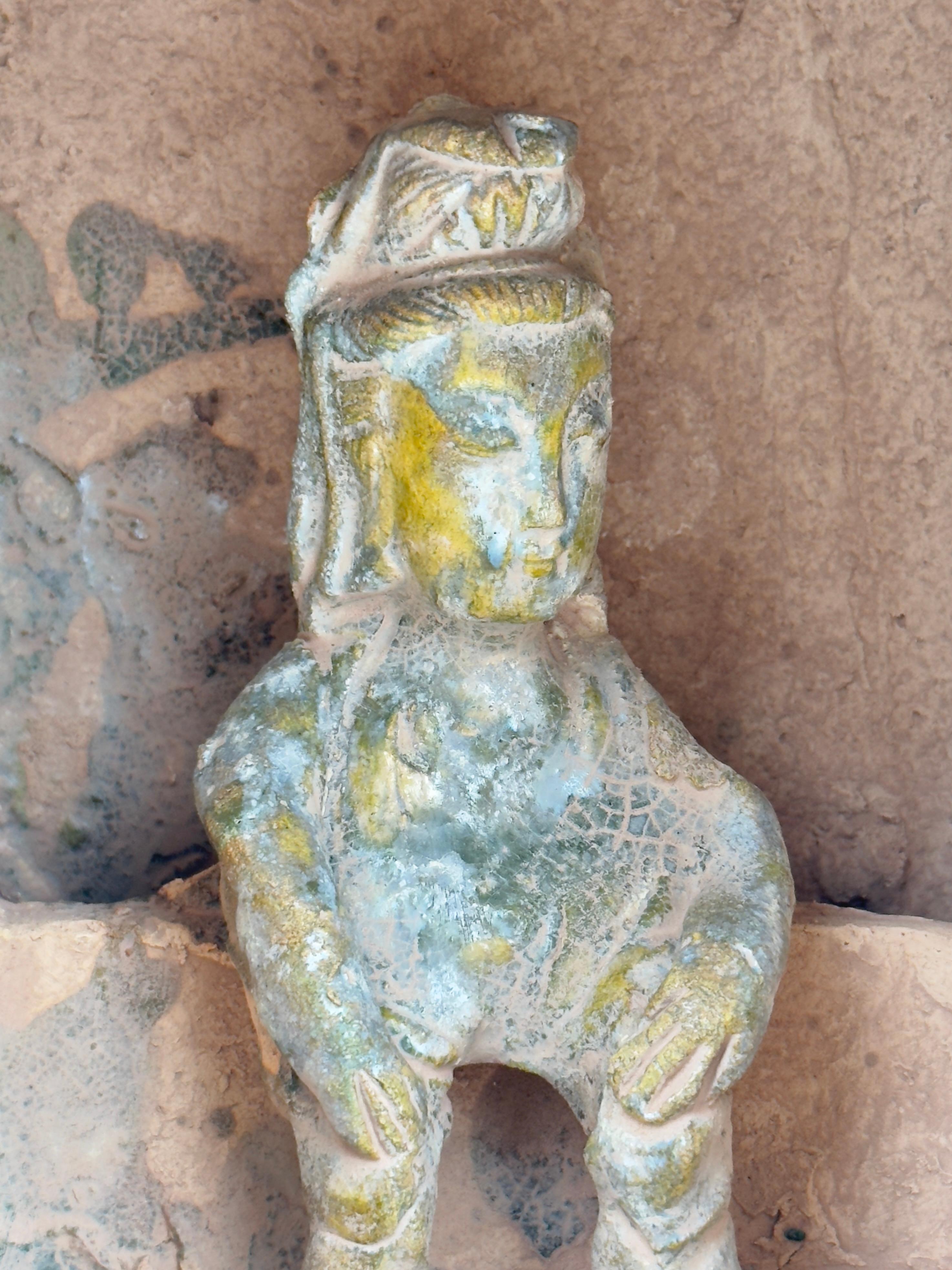 Green-glazed model of a shrine, Han dynasty For Sale 5