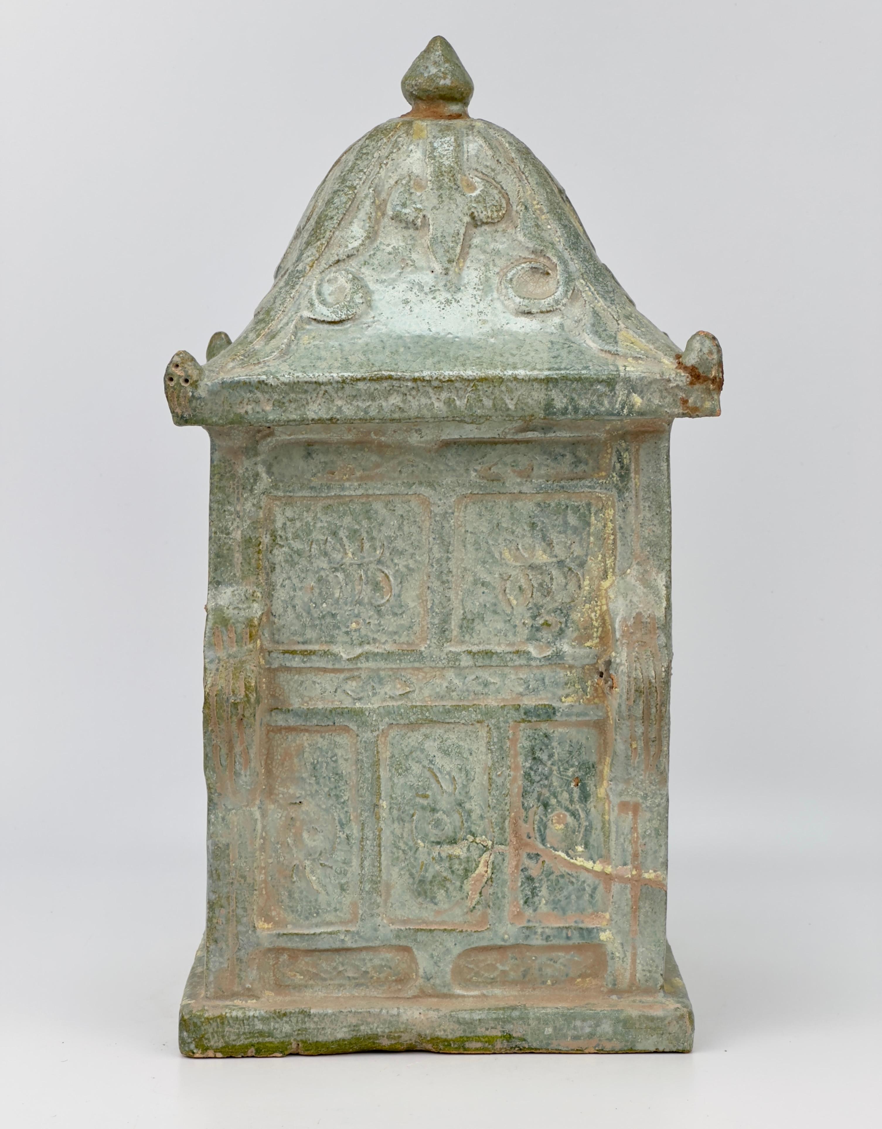 Green-glazed model of a shrine, Han dynasty In Good Condition For Sale In seoul, KR