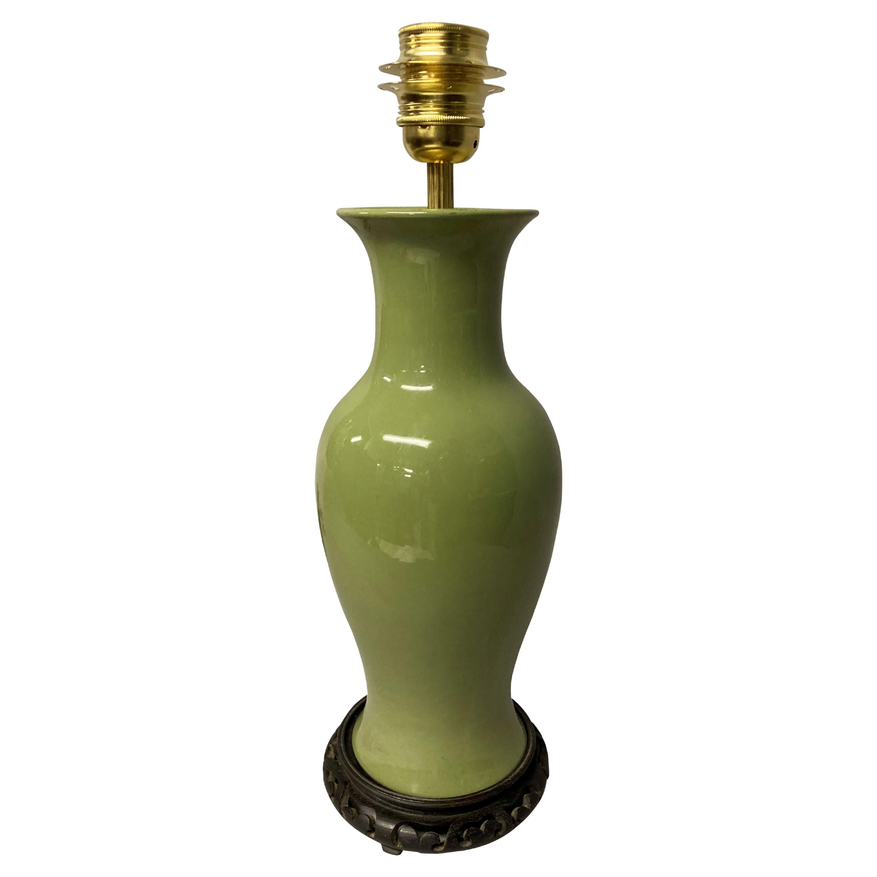 Lampe chinoise en porcelaine émaillée verte en vente