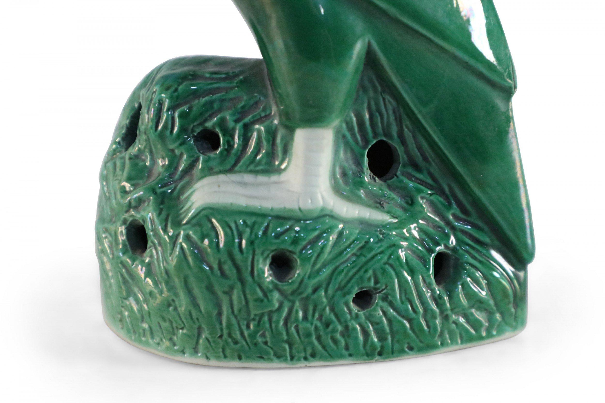 Statue de perroquet chinoise en porcelaine émaillée verte en vente 3