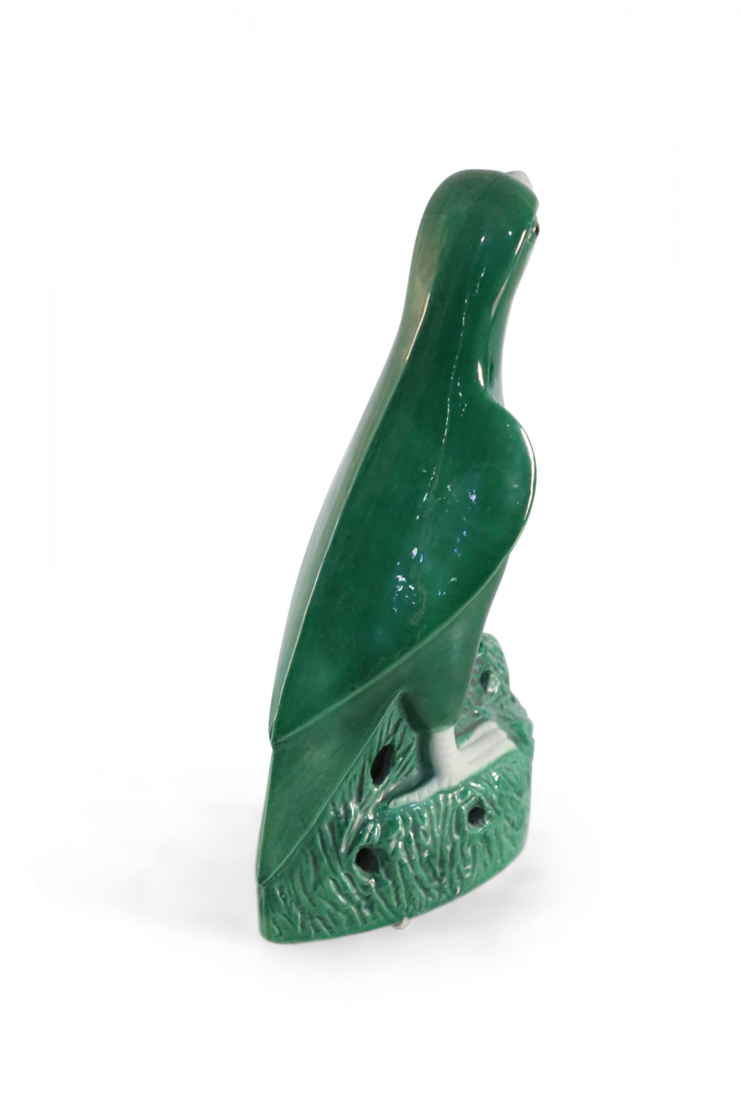 Statue de perroquet chinoise en porcelaine émaillée verte Bon état - En vente à New York, NY