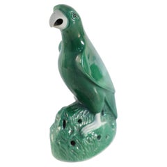 Estatua de porcelana esmaltada verde china de un loro