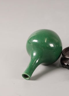Chinese green glazed porcelain vase, 18th c.