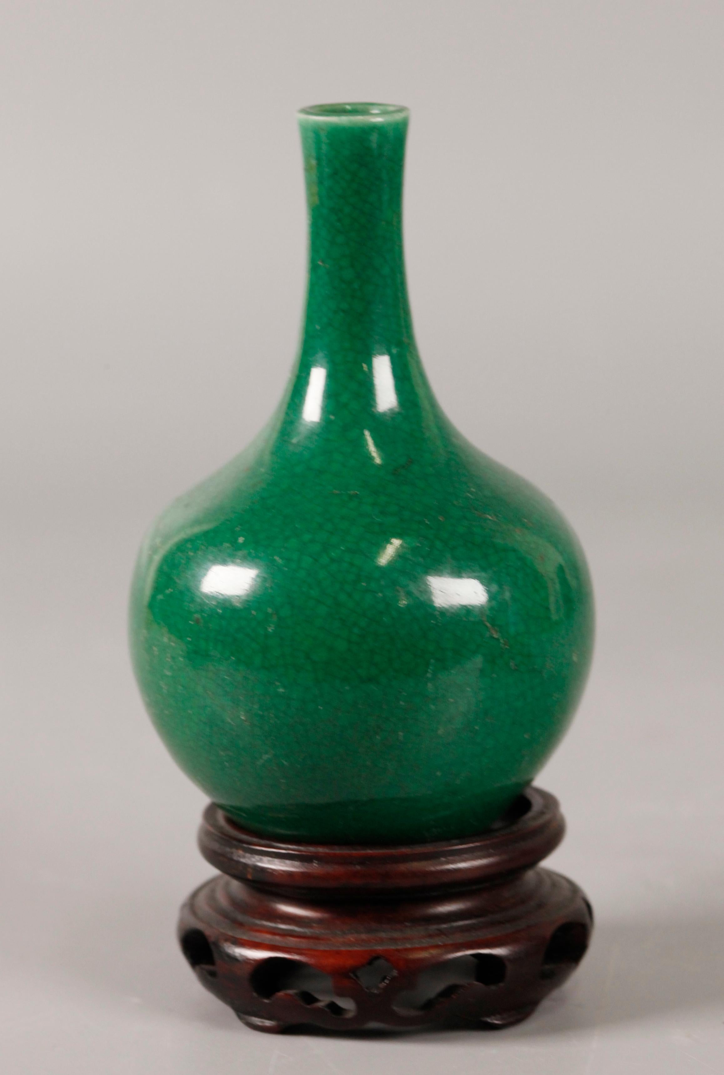 Vase chinois en porcelaine émaillée verte, 18e siècle Bon état - En vente à New York, NY