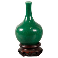 Chinese green glazed porcelain vase, 18th c.