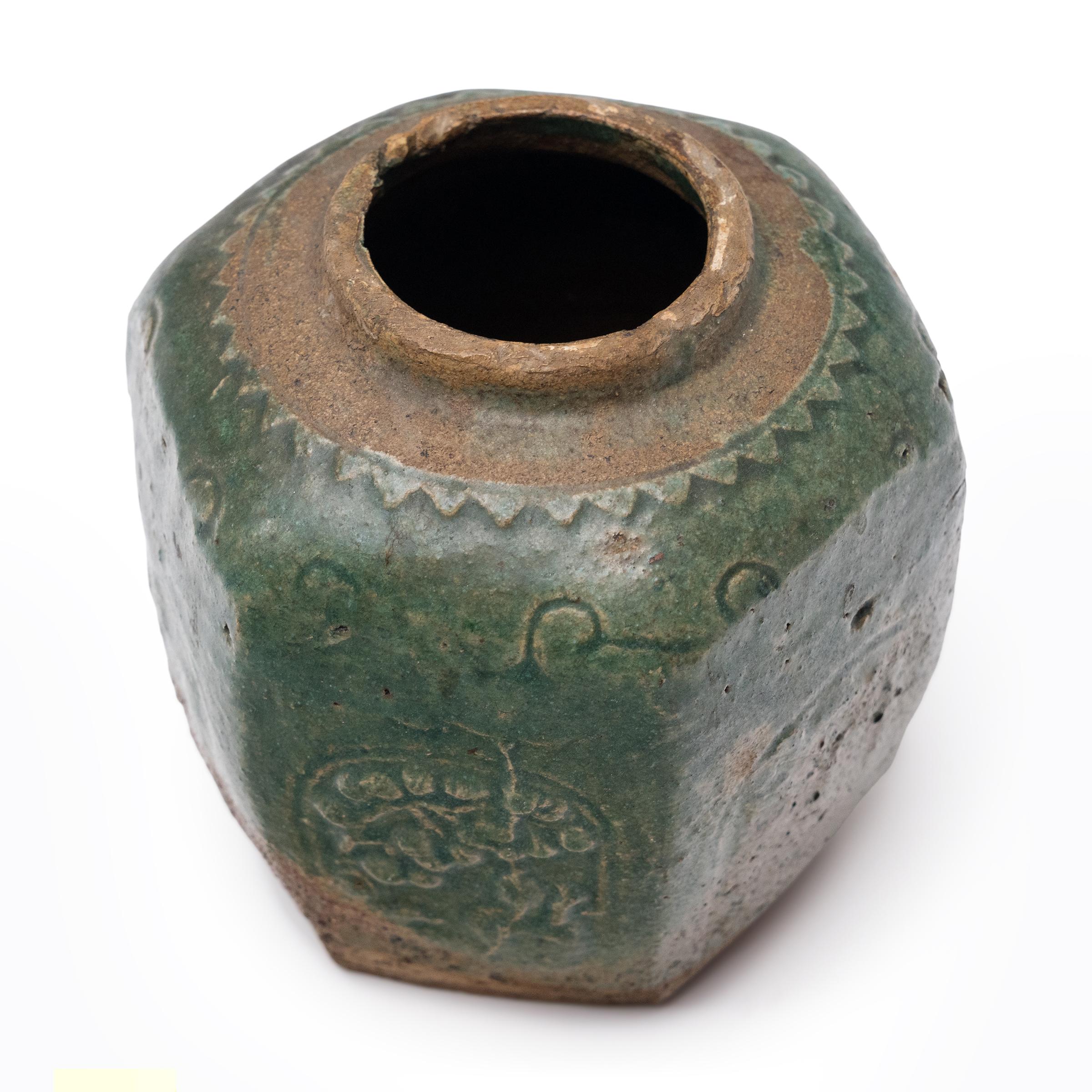 Chinese Green Glazed Salt Jar, c. 1800 In Good Condition For Sale In Chicago, IL