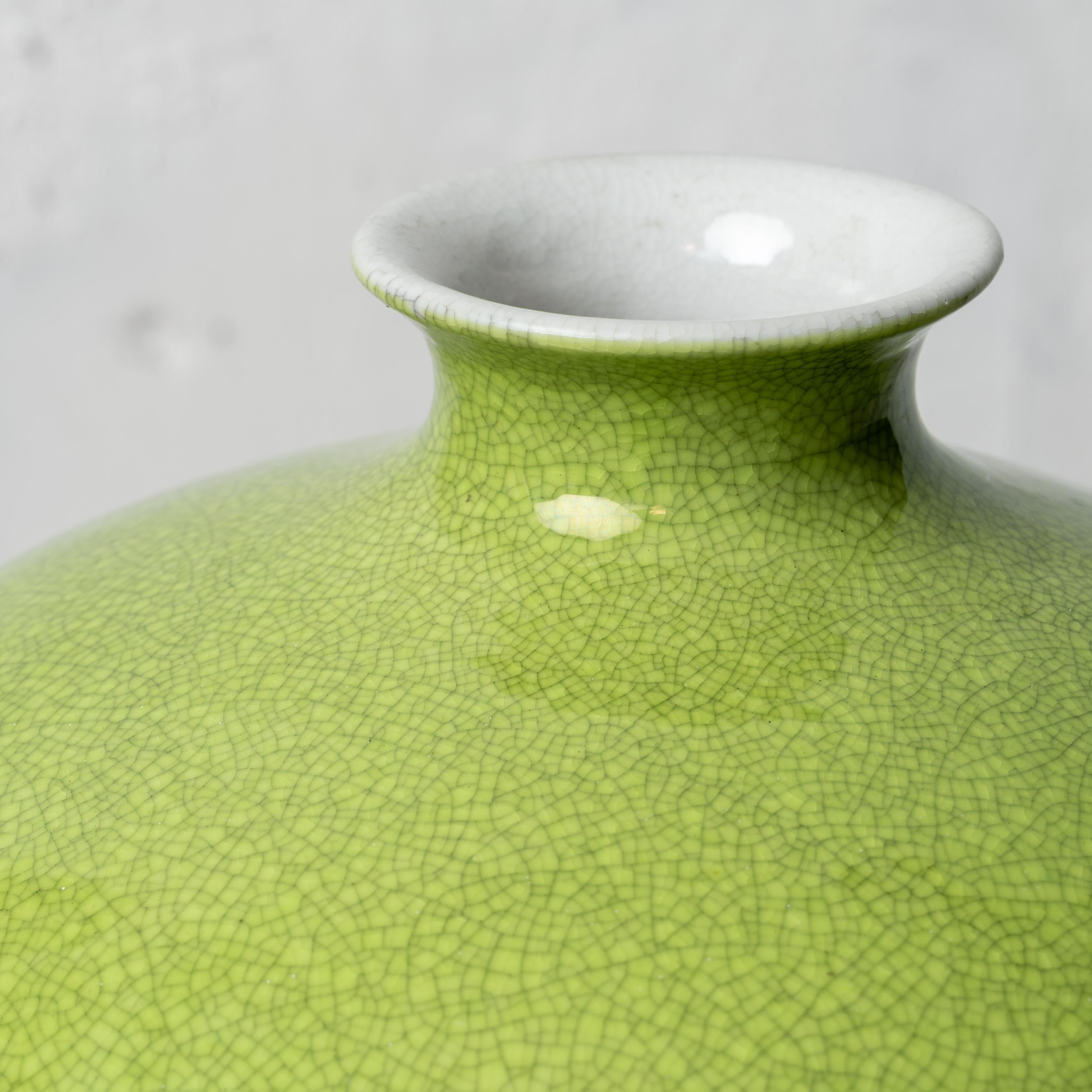 20ième siècle Vase chinois Greene Monochrome Meiping en vente