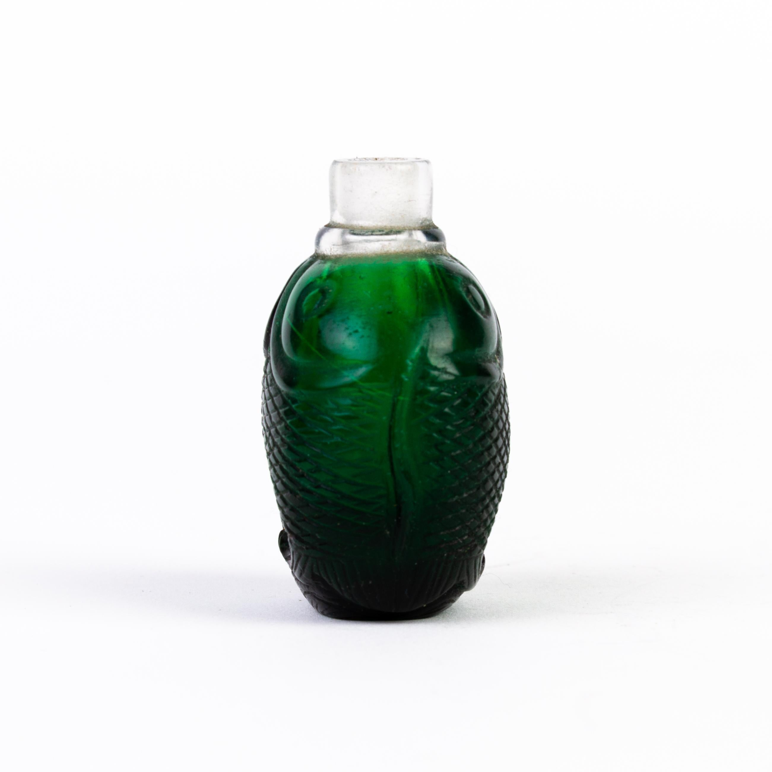 Chinese Green Peking Glass Fish Snuff Bottle In Good Condition For Sale In Nottingham, GB