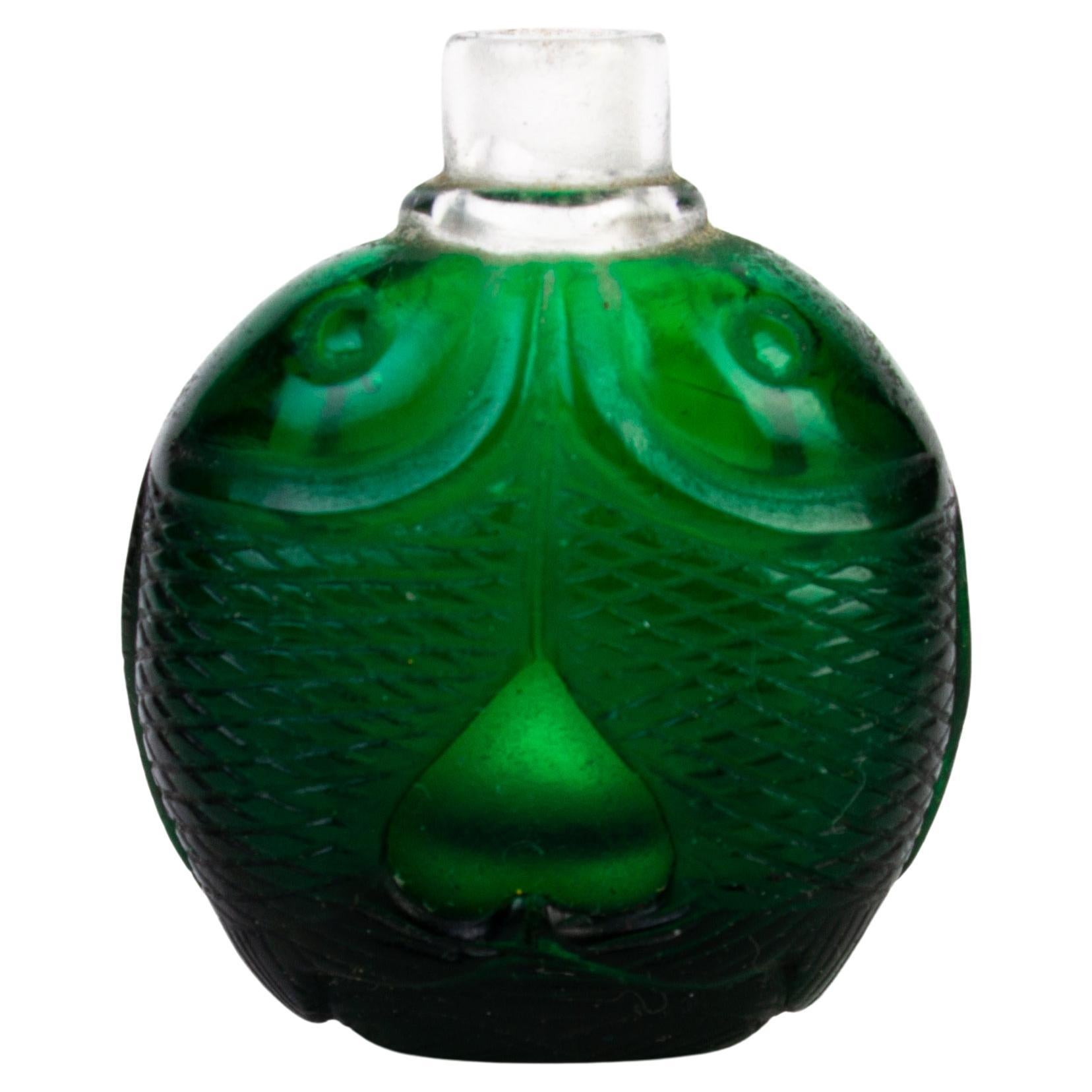 Chinese Green Peking Glass Fish Snuff Bottle For Sale