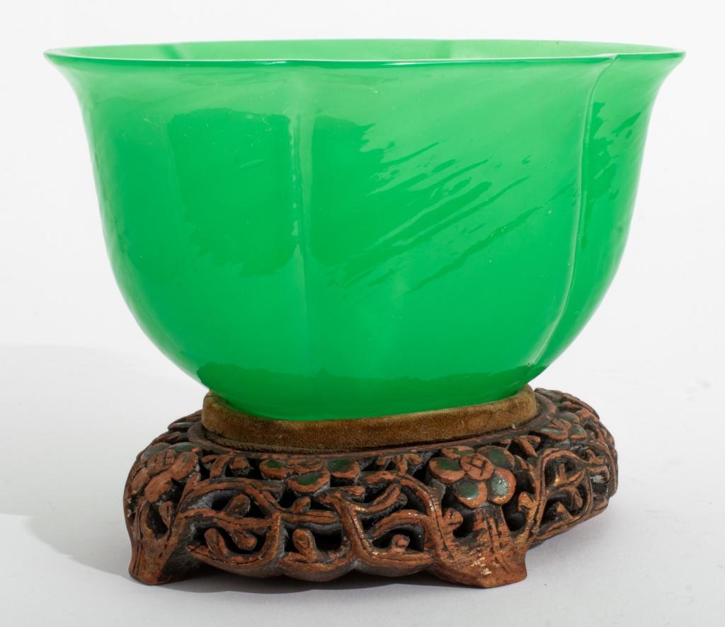 Coupe en forme de lotus en verre de Pékin vert jade sur un support en bois doré recouvert de velours et sculpté d'un motif floral ajouré. Vase : 4.5