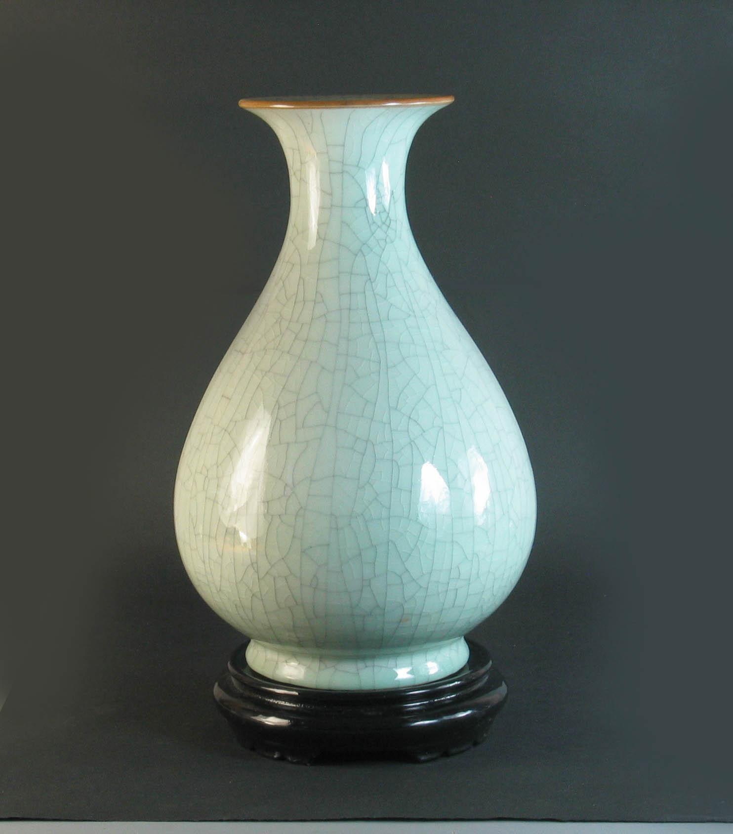 Chinesische Celadon- Yuhuchunging-Vase des Guan-Typs, spätes 20. Jahrhundert (Chinesischer Export) im Angebot