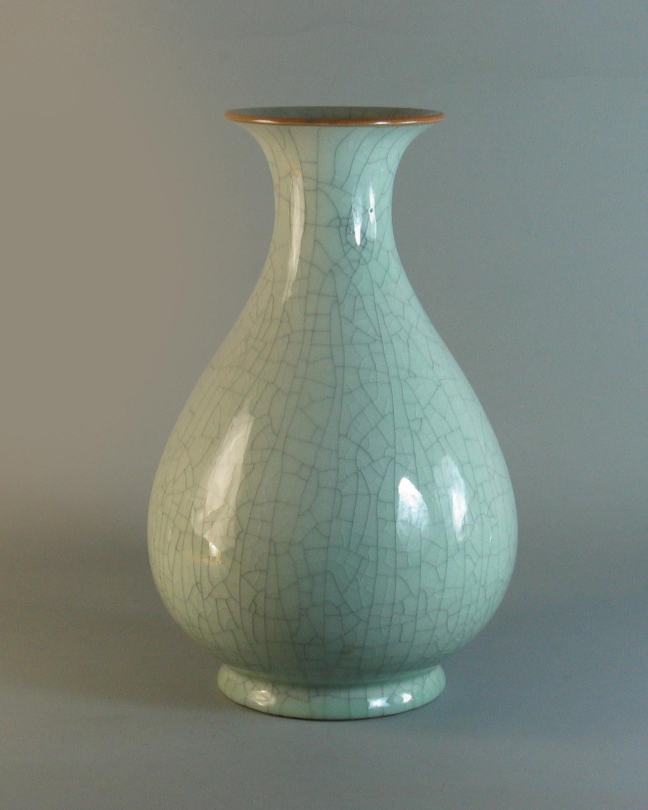 Chinesische Celadon- Yuhuchunging-Vase des Guan-Typs, spätes 20. Jahrhundert (Handgefertigt) im Angebot