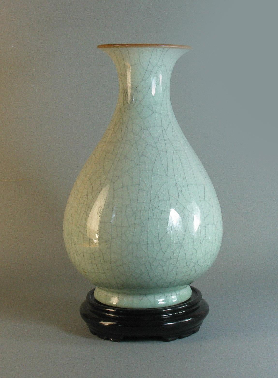 Chinese Guan Type Celadon Yuhuchunging Vase, Late 20th Century In Good Condition For Sale In Ottawa, Ontario