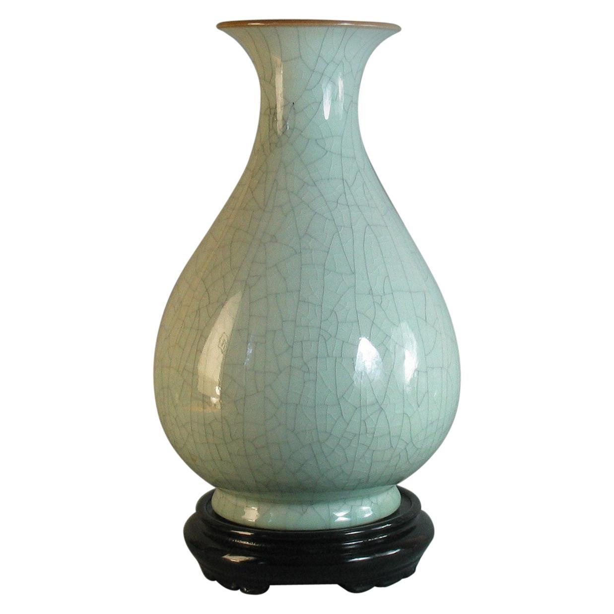 Chinesische Celadon- Yuhuchunging-Vase des Guan-Typs, spätes 20. Jahrhundert im Angebot