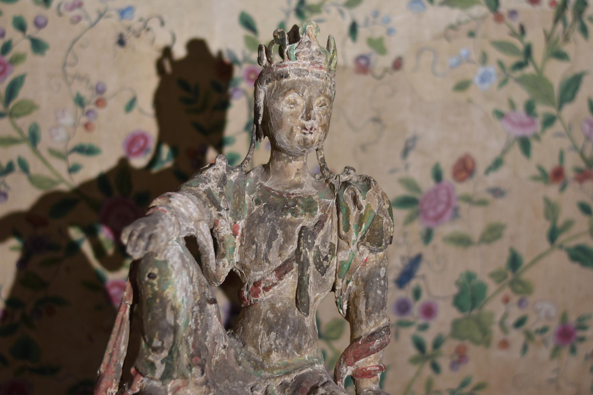 Eine seltene chinesische Guan Yin-Figur, frühe Ming-Dynastie (1368-1644).

Schön bemaltes, geschnitztes Holz, das einen großen Teil seiner offenbar ursprünglichen polychromen Dekoration beibehält. Einige geringfügige Verluste ganz im Einklang mit