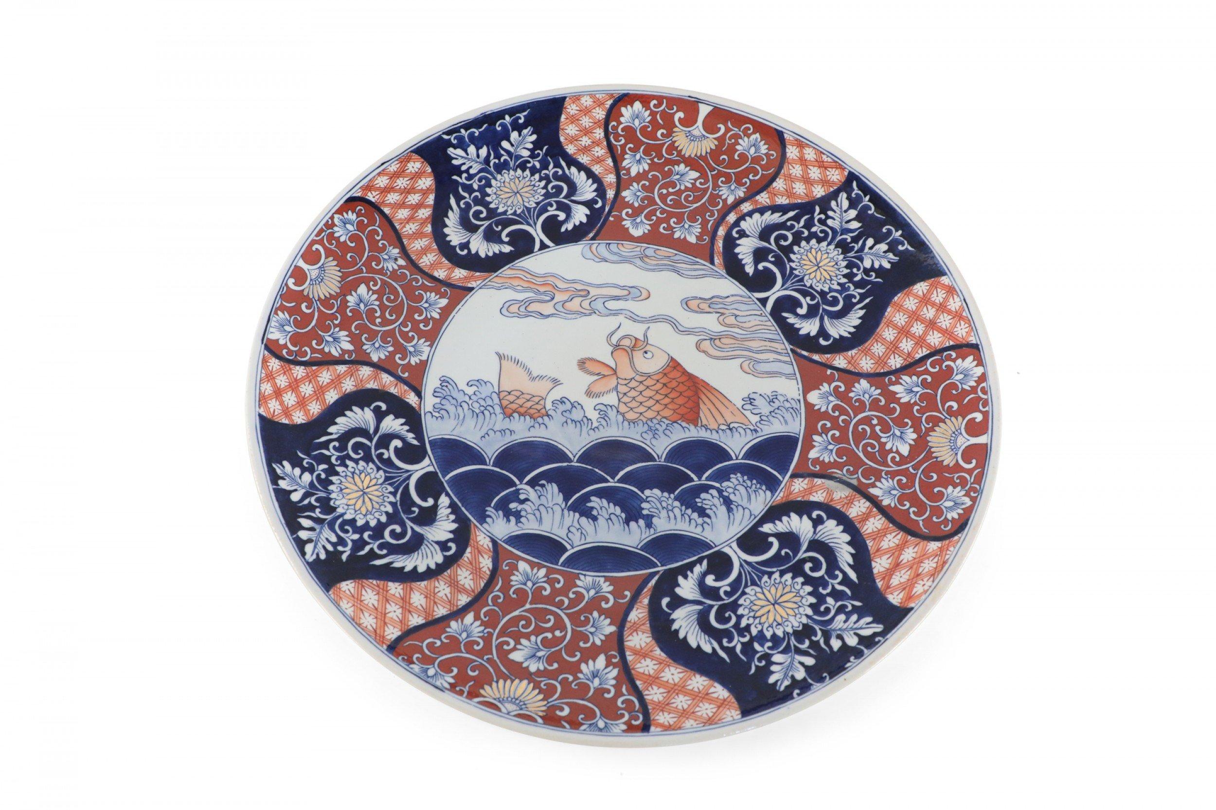 Cuenco chino Guangcai de porcelana de exportación azul y naranja con motivos koi Hecho a mano en venta