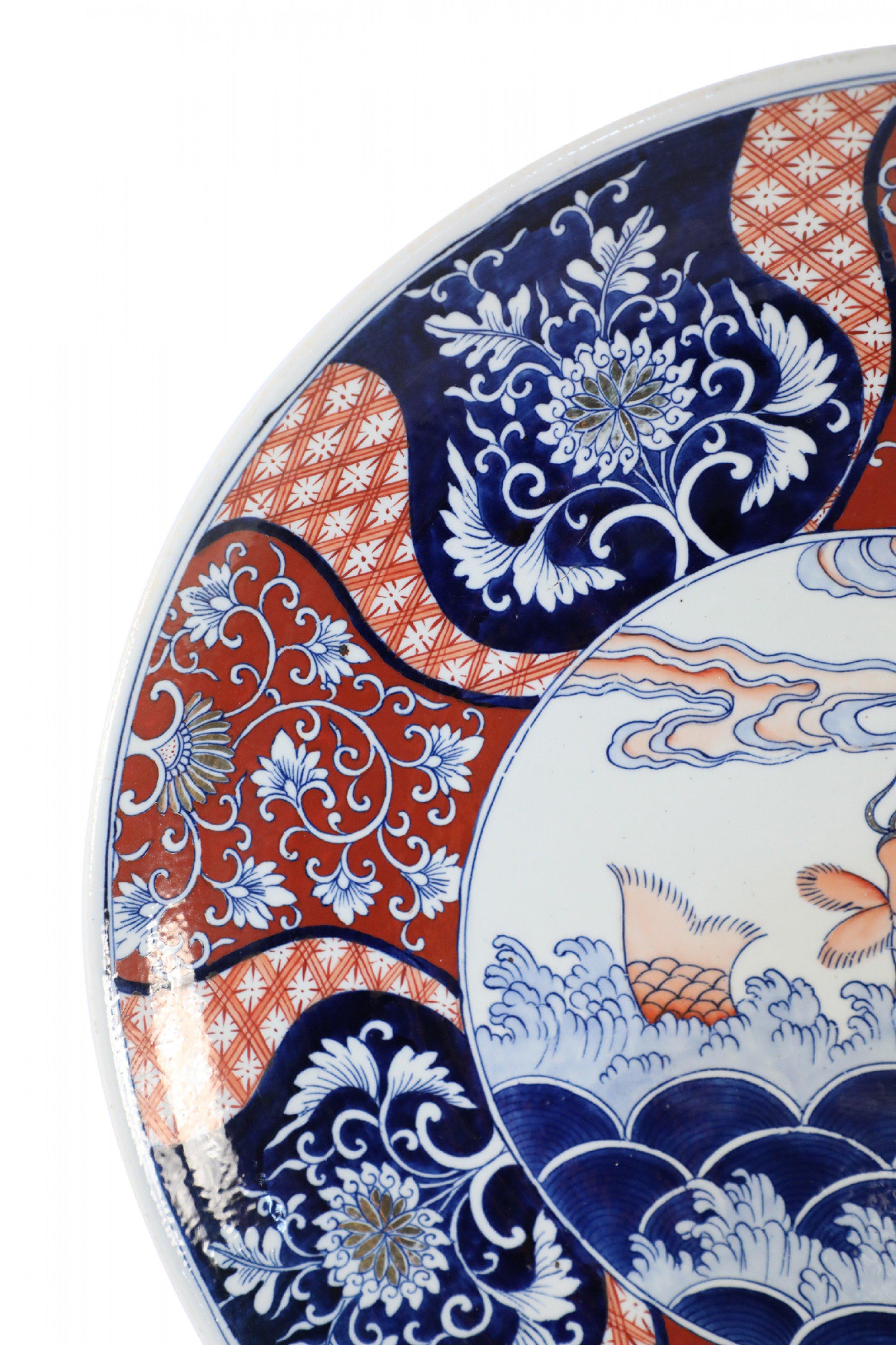 Cuenco chino Guangcai de porcelana de exportación azul y naranja con motivos koi siglo XIX en venta