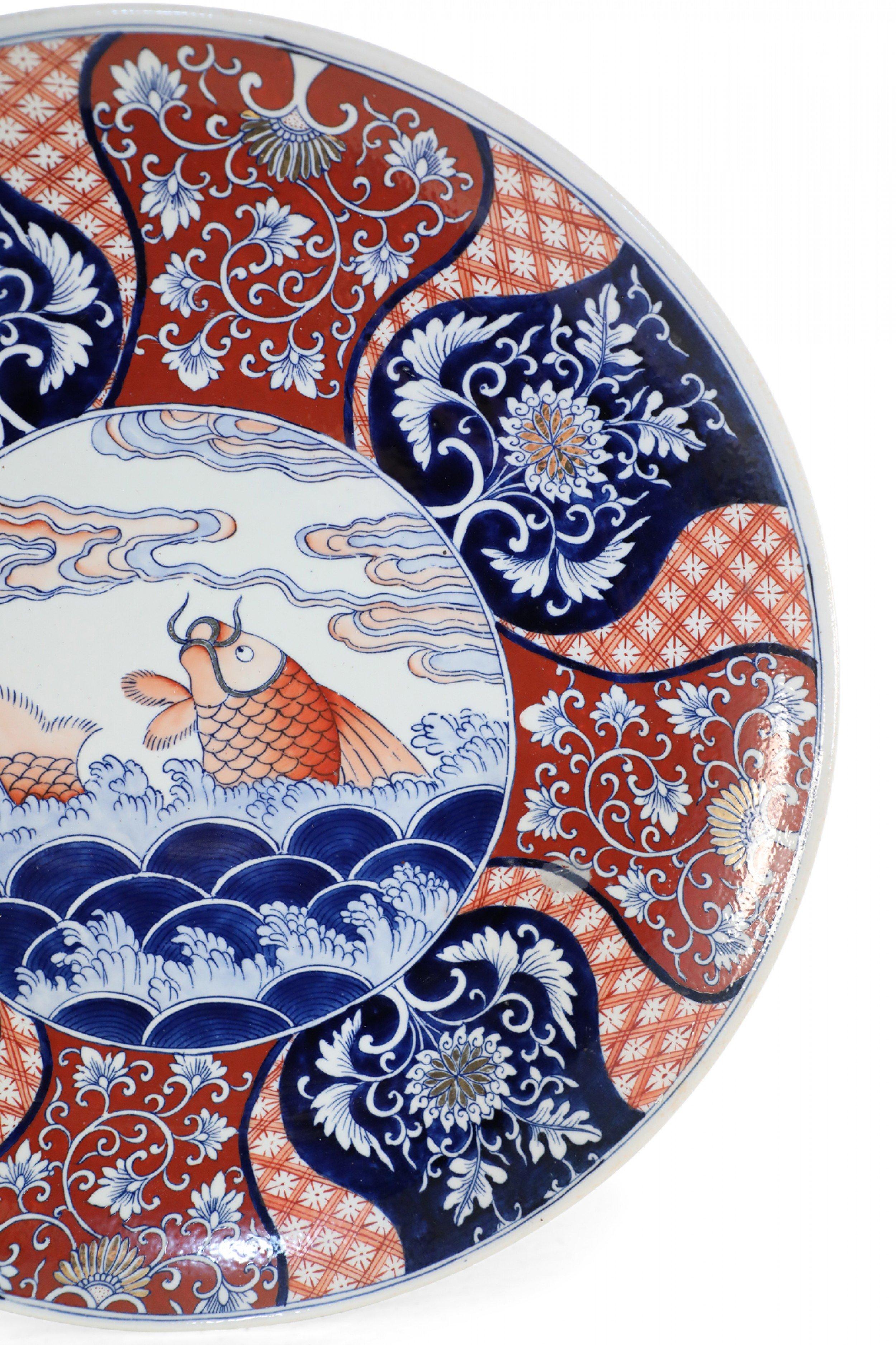Cuenco chino Guangcai de porcelana de exportación azul y naranja con motivos koi en venta 1